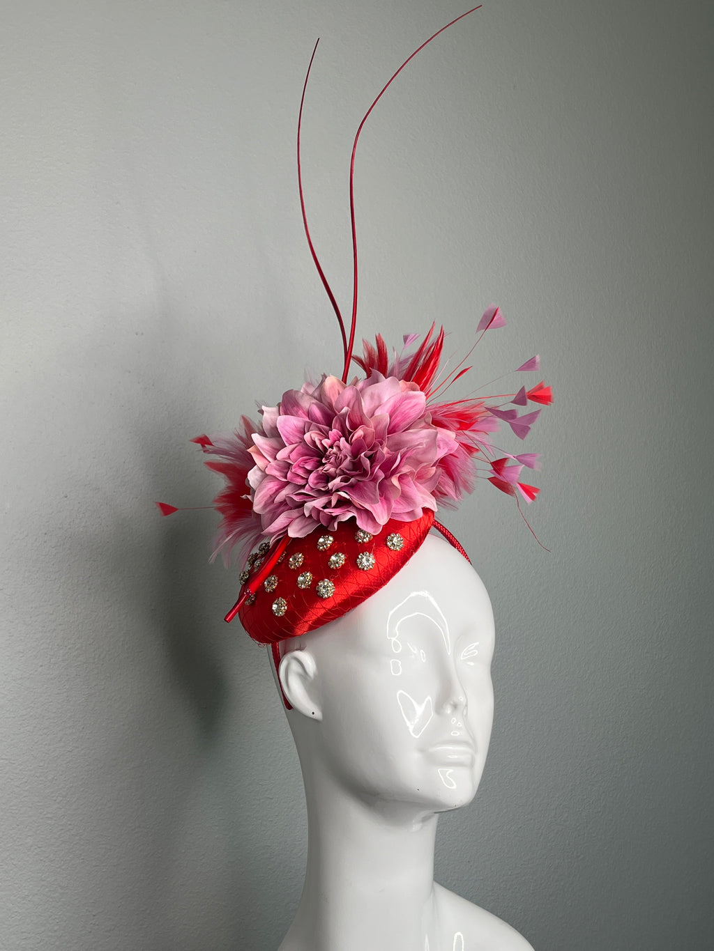Rote und rosa Blütenfaszinator mit Federsprays und Kristallakzenten Couture Derby oder Ascot Hat
