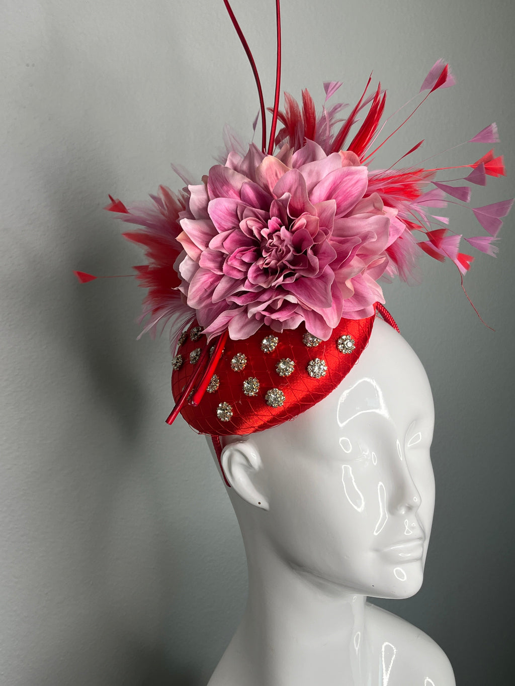 Rote und rosa Blütenfaszinator mit Federsprays und Kristallakzenten Couture Derby oder Ascot Hat