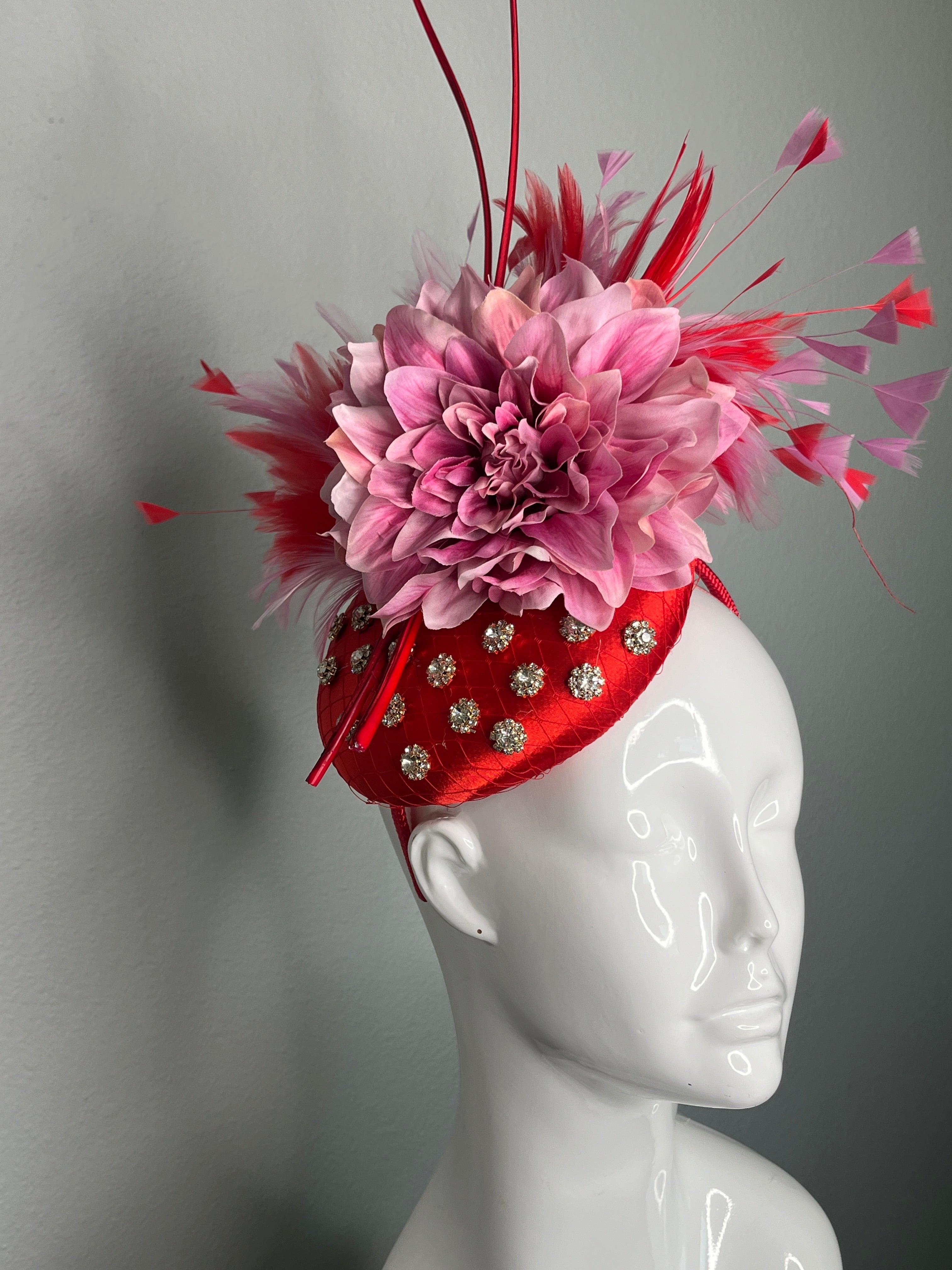 Rote und rosa Blütenfaszinator mit Federsprays und Kristallakzenten Couture Derby oder Ascot Hat