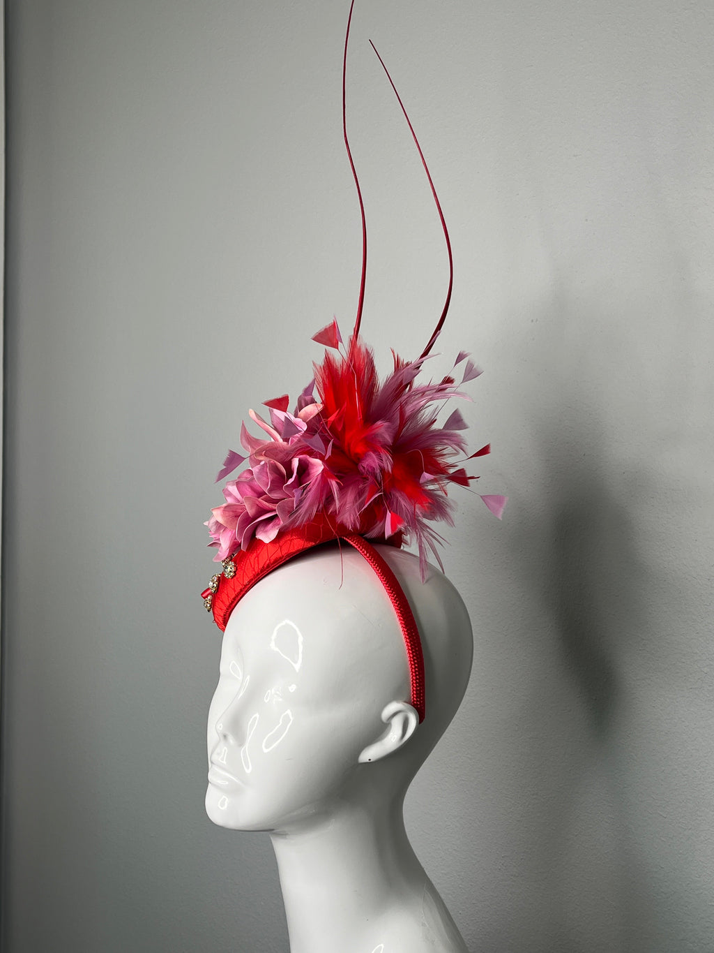 Rote und rosa Blütenfaszinator mit Federsprays und Kristallakzenten Couture Derby oder Ascot Hat