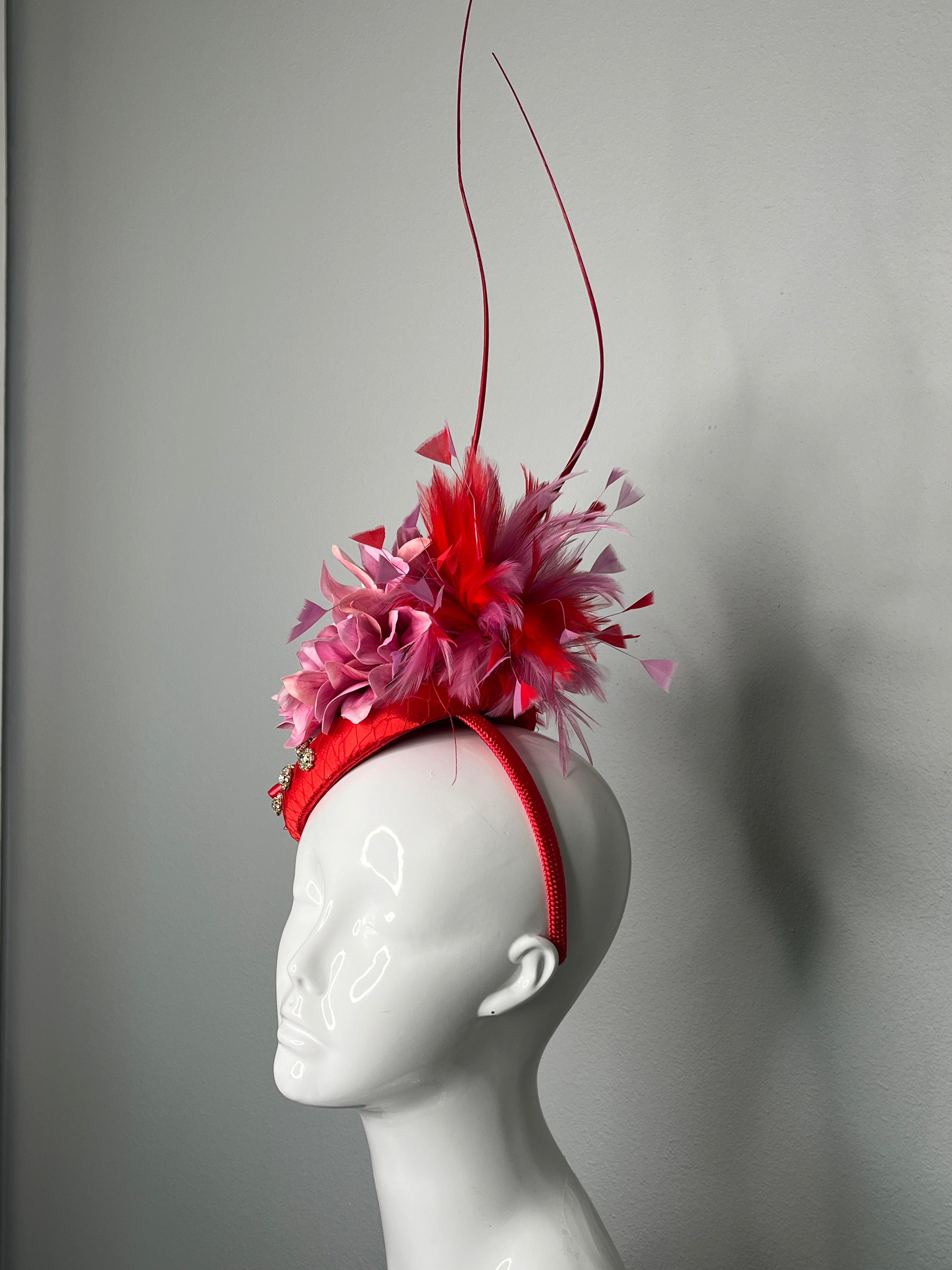 Rote und rosa Blütenfaszinator mit Federsprays und Kristallakzenten Couture Derby oder Ascot Hat