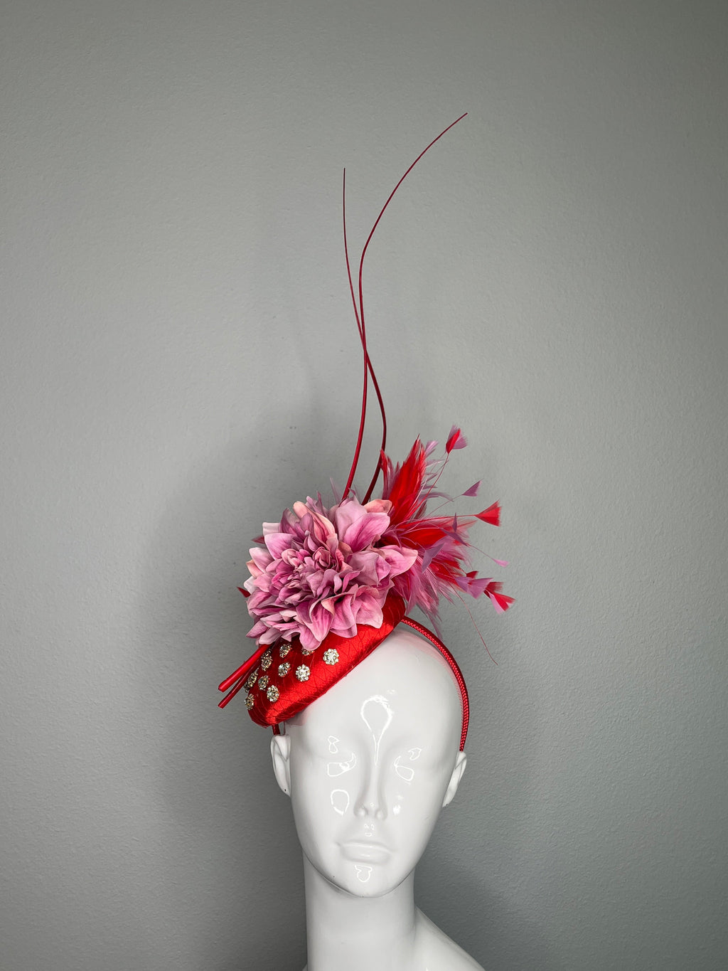 Rote und rosa Blütenfaszinator mit Federsprays und Kristallakzenten Couture Derby oder Ascot Hat