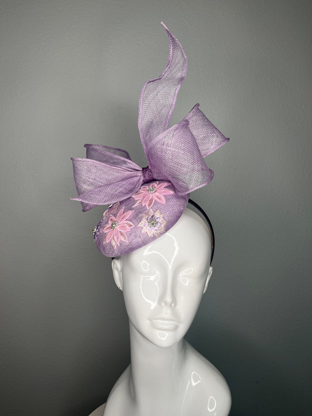 Lila Purple Blossom Bow Fascinator mit Blumenstickerei und Rheinstein Detail