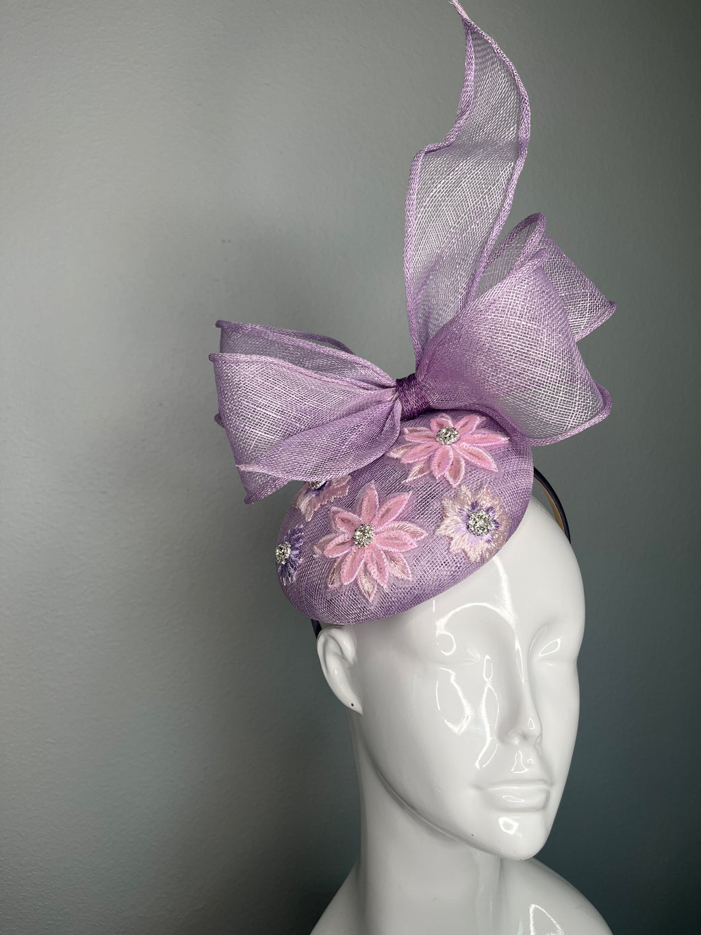 Lila Purple Blossom Bow Fascinator mit Blumenstickerei und Rheinstein Detail