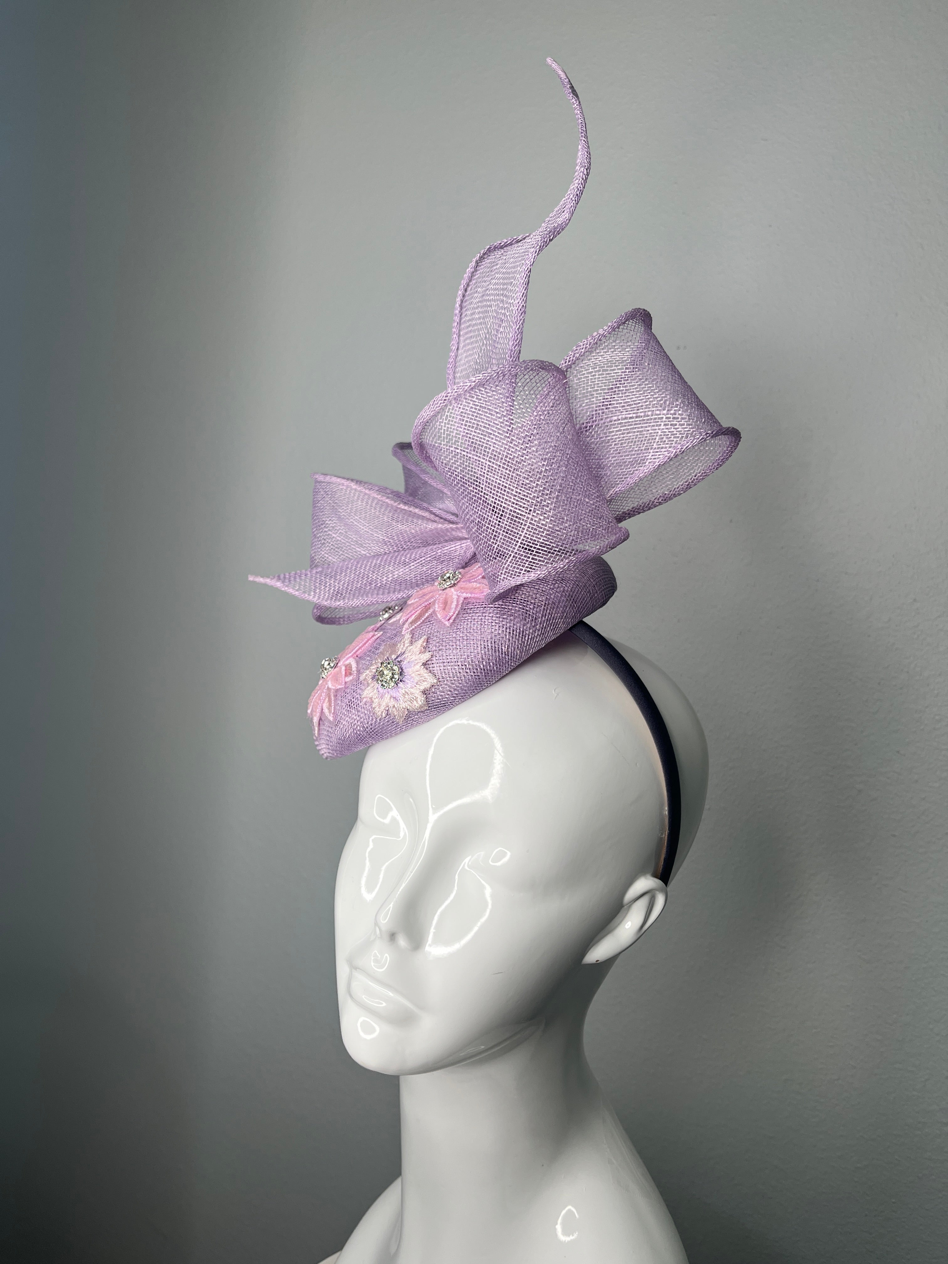 Lila Purple Blossom Bow Fascinator mit Blumenstickerei und Rheinstein Detail
