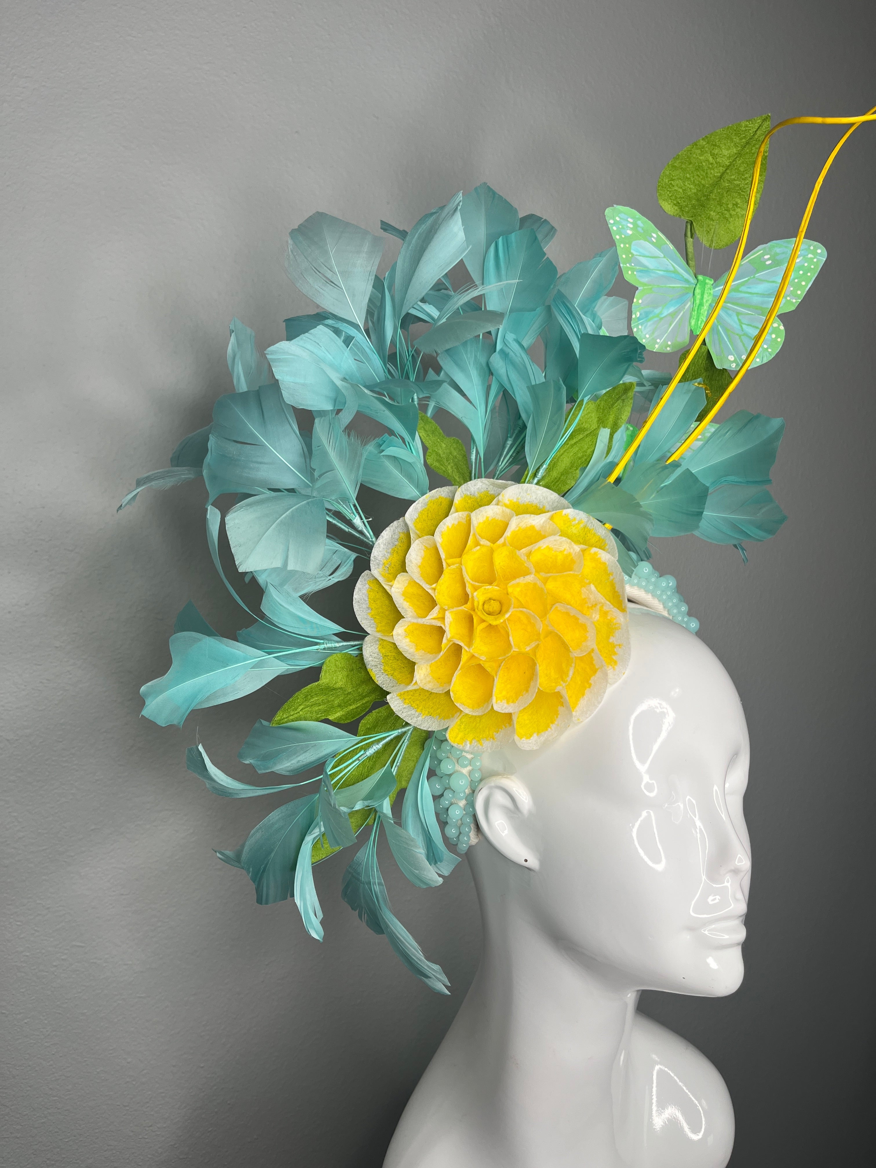 Aqua Garden Schmetterling und Golden Bloom Feder Fascinator Hut