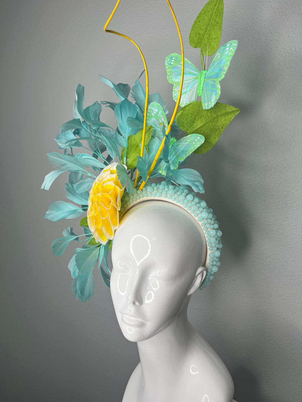 Aqua Garden Schmetterling und Golden Bloom Feder Fascinator Hut