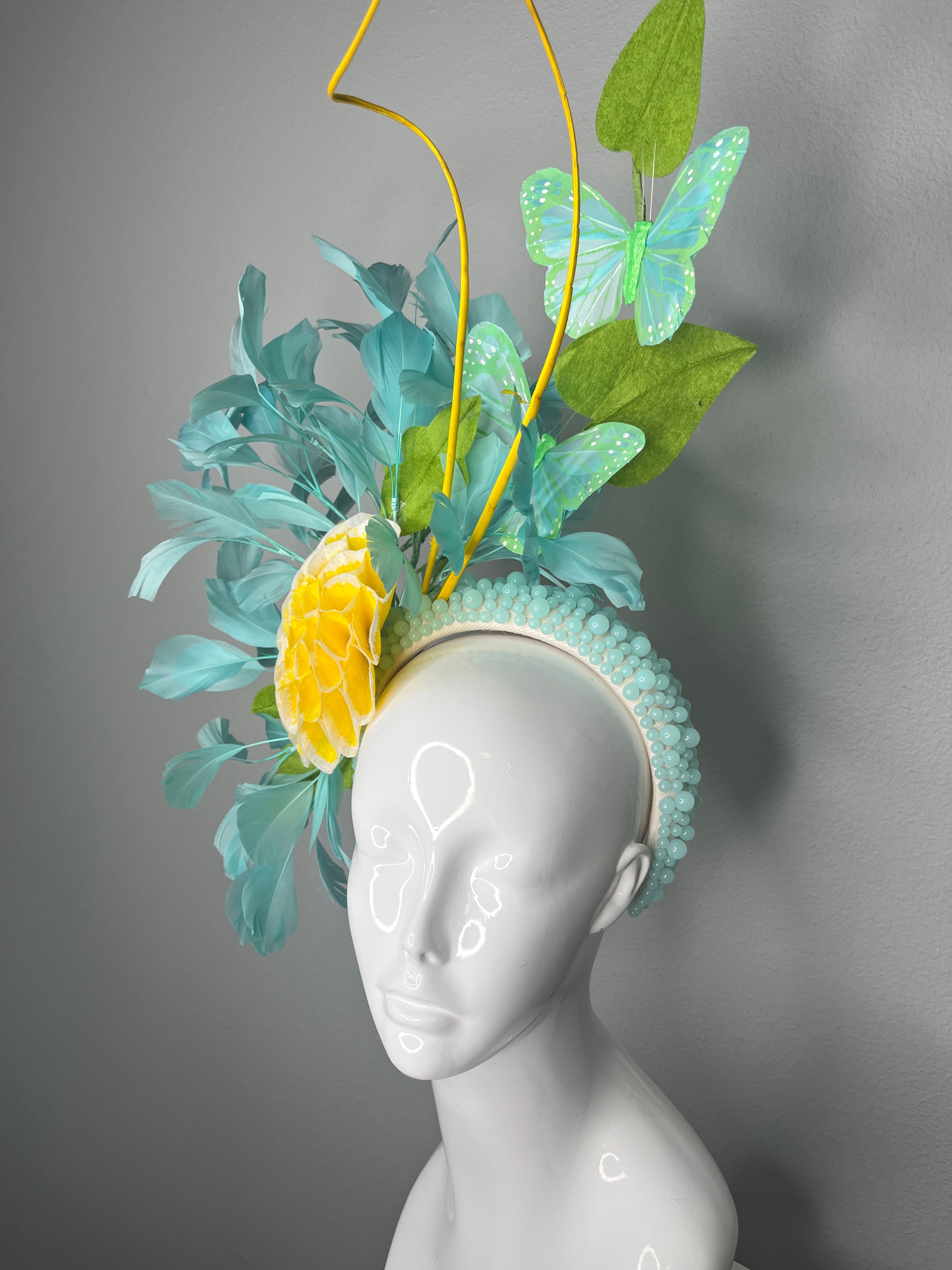 Aqua Garden Schmetterling und Golden Bloom Feder Fascinator Hut