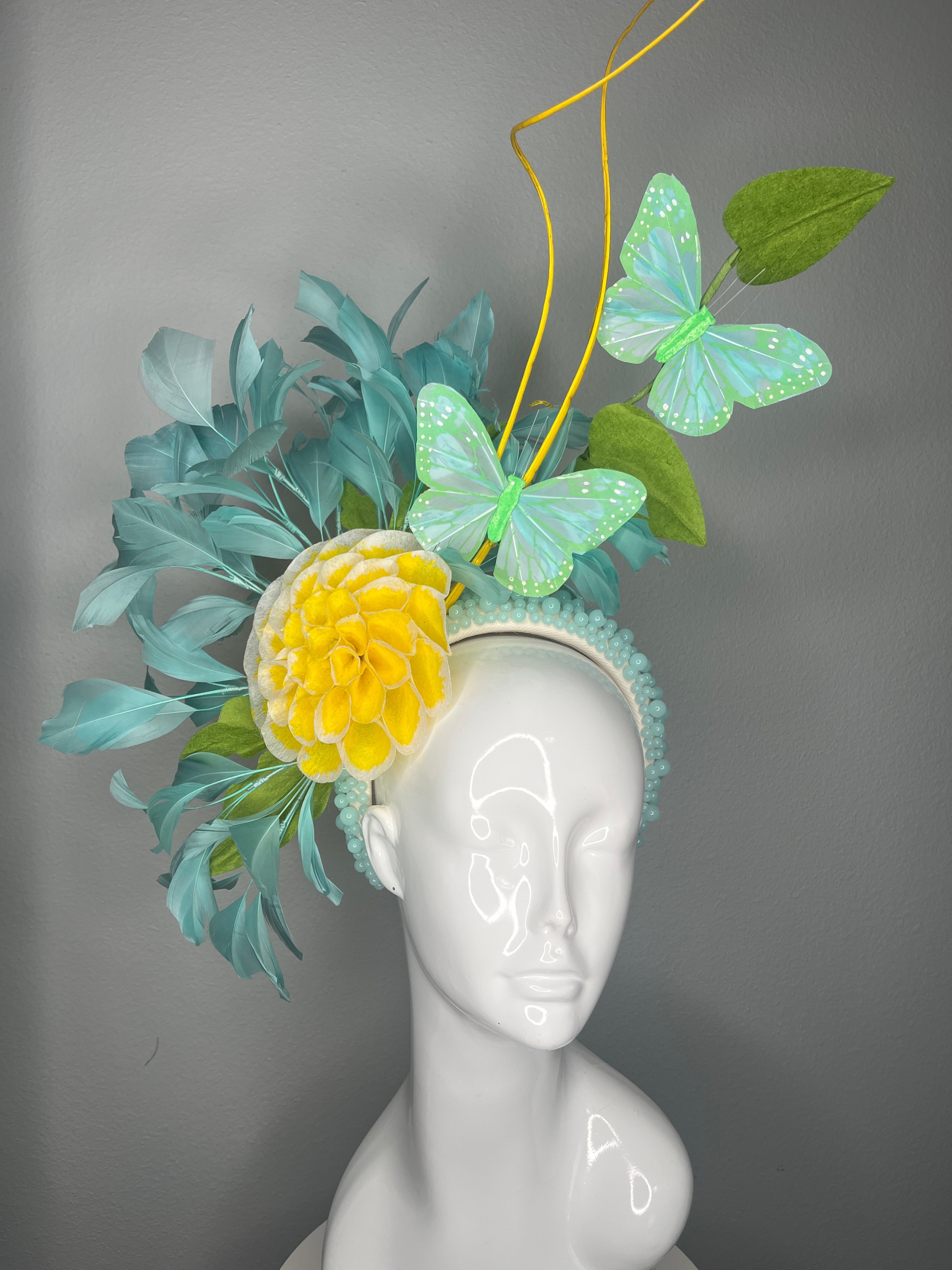 Aqua Garden Schmetterling und Golden Bloom Feder Fascinator Hut