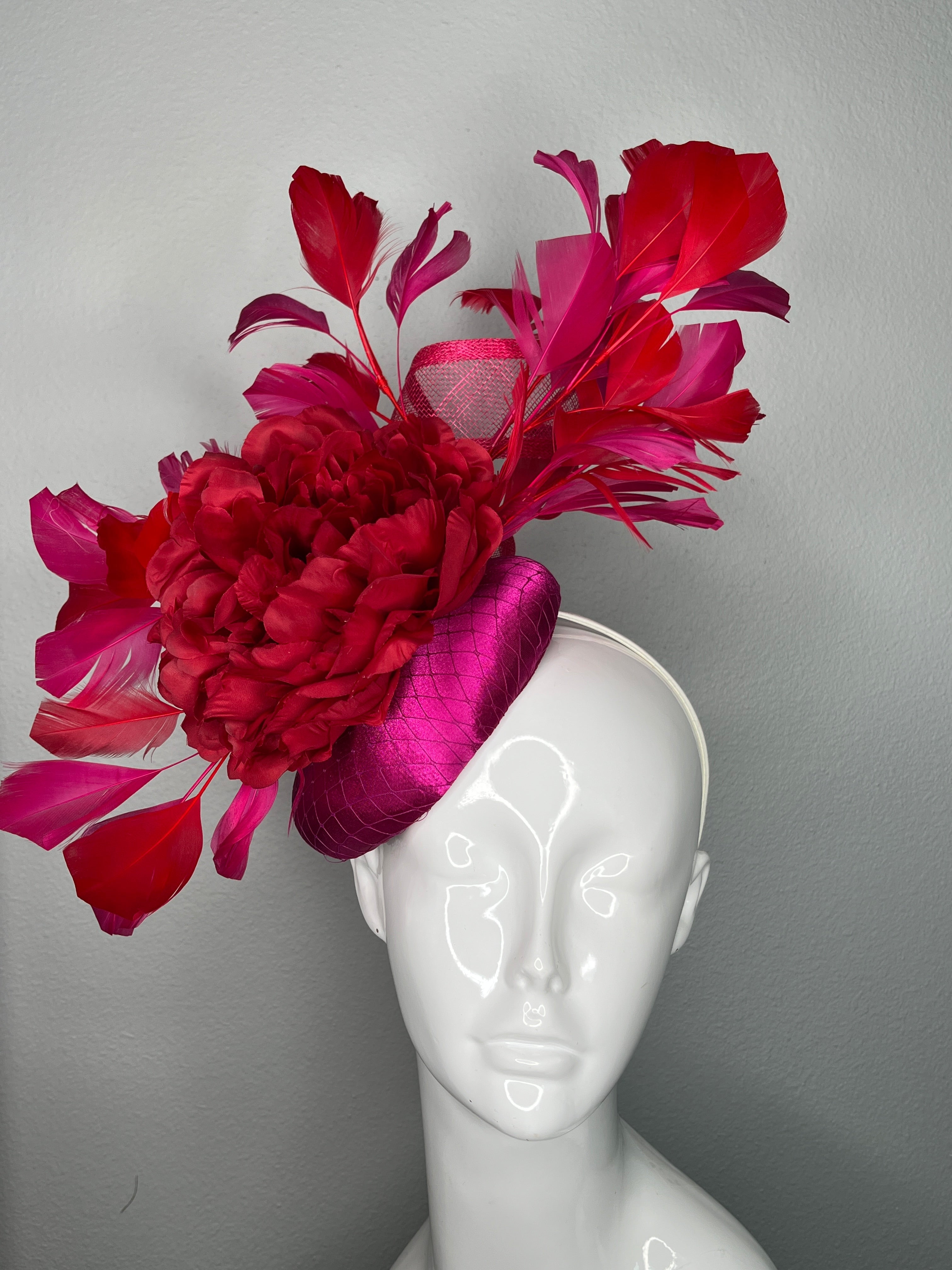 Crimson Pfingstrose Rot und Magenta Federn Statement Faszinator Hat
