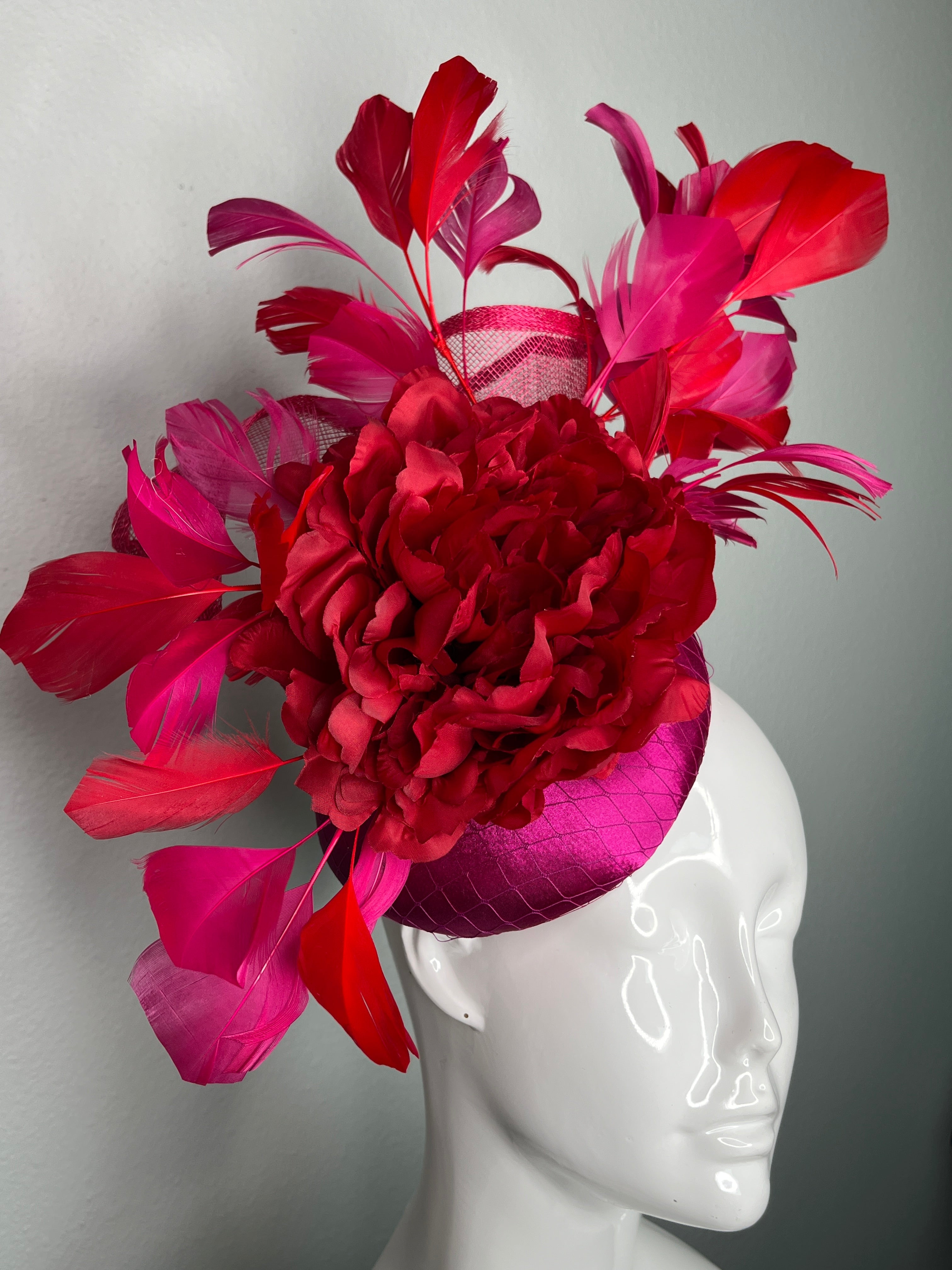Crimson Pfingstrose Rot und Magenta Federn Statement Faszinator Hat