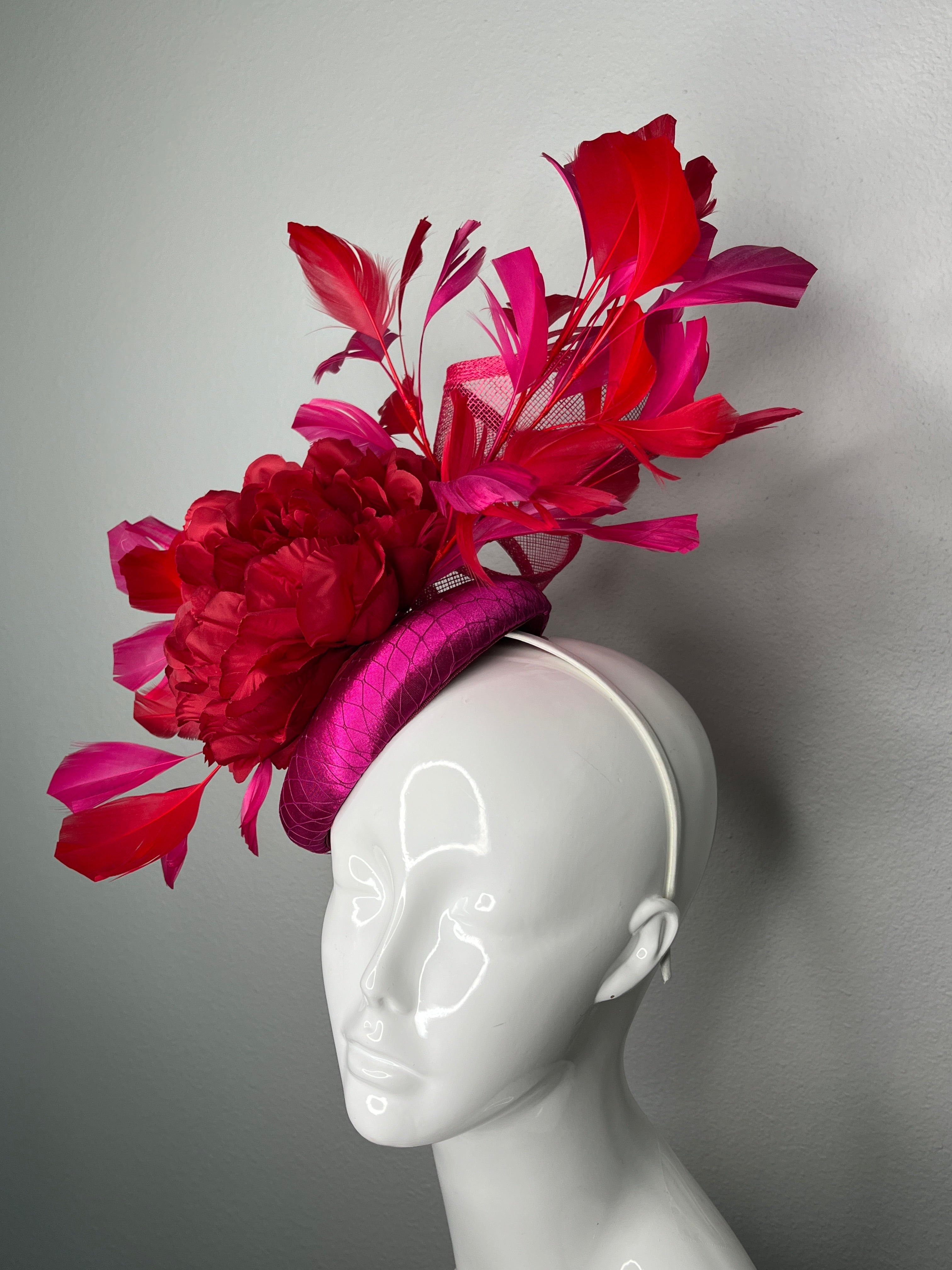 Crimson Pfingstrose Rot und Magenta Federn Statement Faszinator Hat
