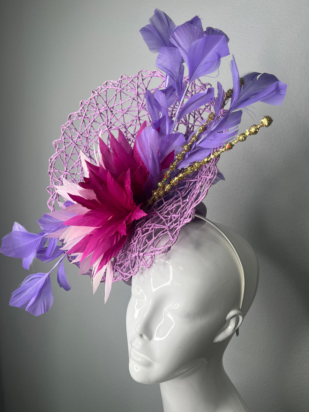 Pflaume, Lavendel, Rosa Feder Stardust Fascinator Hut