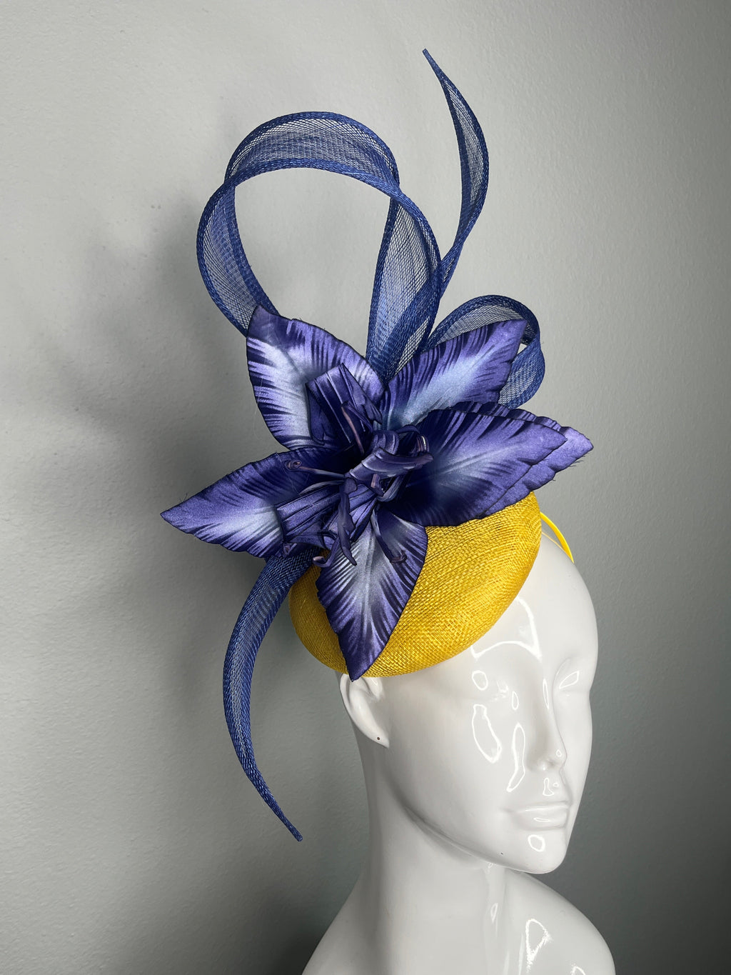 Marineblau und Yellow Sinamay Statement Kopfstück Faszinator Hut