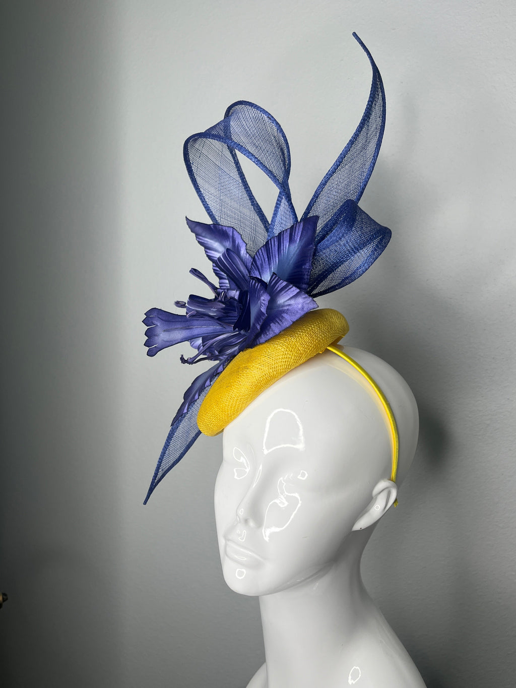 Marineblau und Yellow Sinamay Statement Kopfstück Faszinator Hut