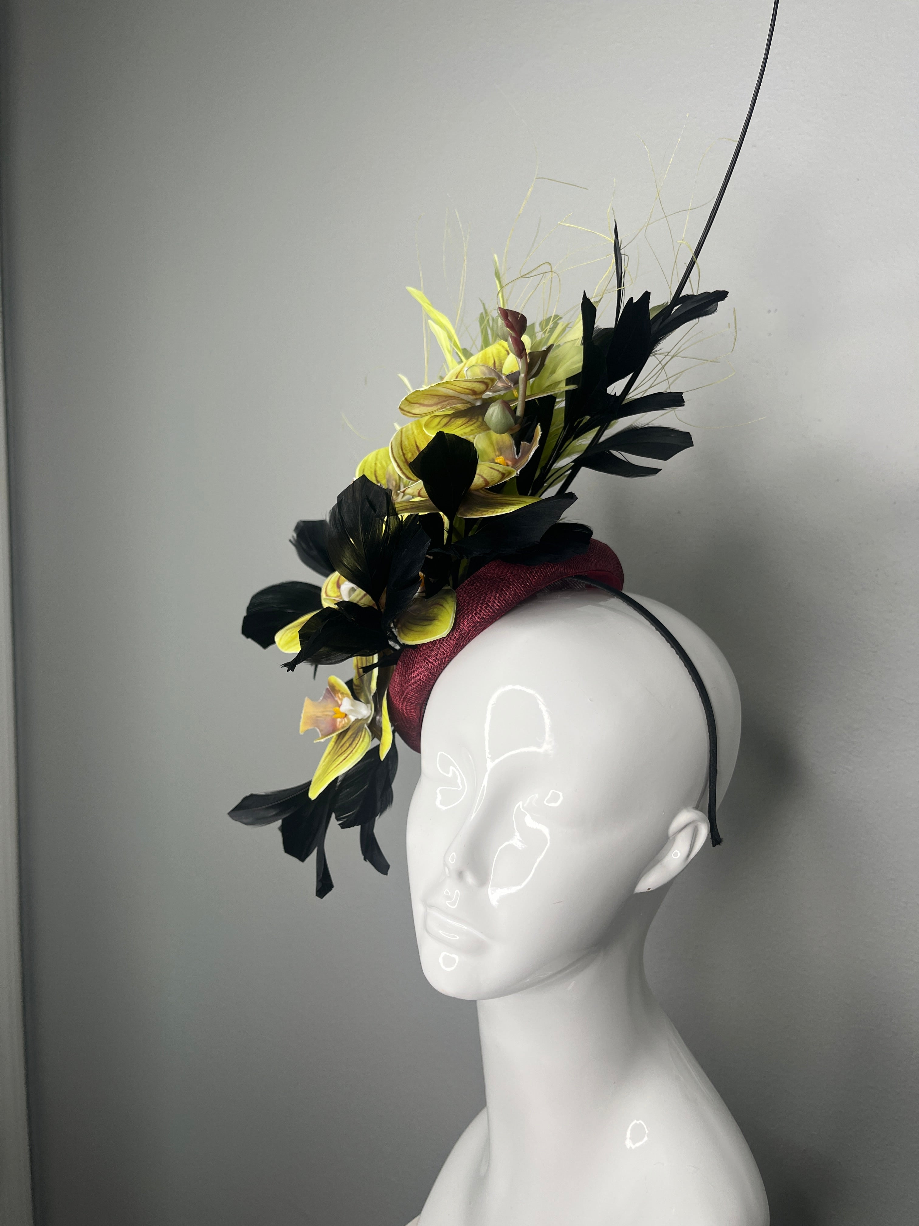 Orchidee Noir Fascinator Exotische Lime Grün und Schwarz Statement Kopfstück Fascinator