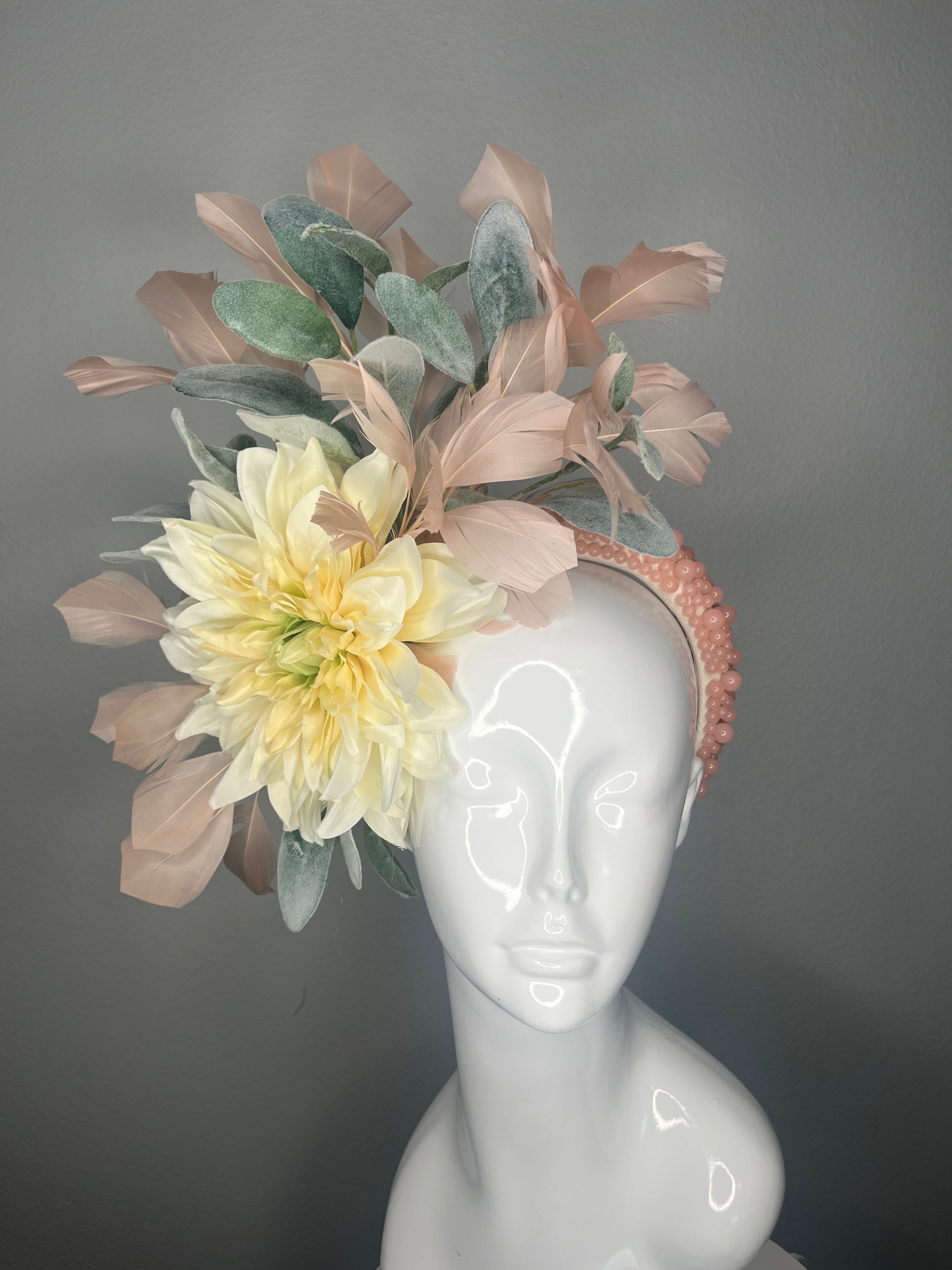 Blush Feder und Gelbe Dahlia Fascinator Romantisches Derby Fascinator Hut