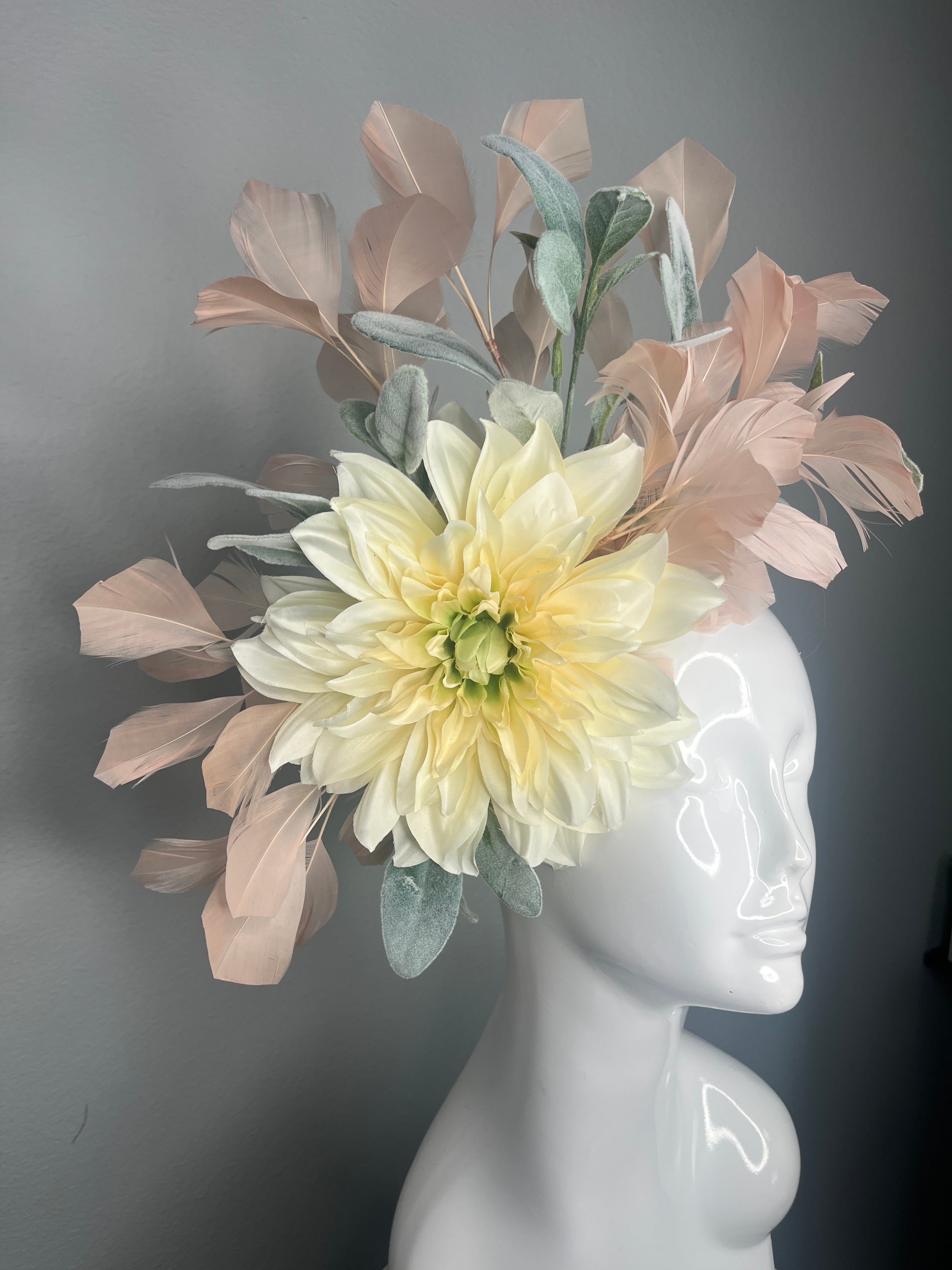 Blush Feder und Gelbe Dahlia Fascinator Romantisches Derby Fascinator Hut