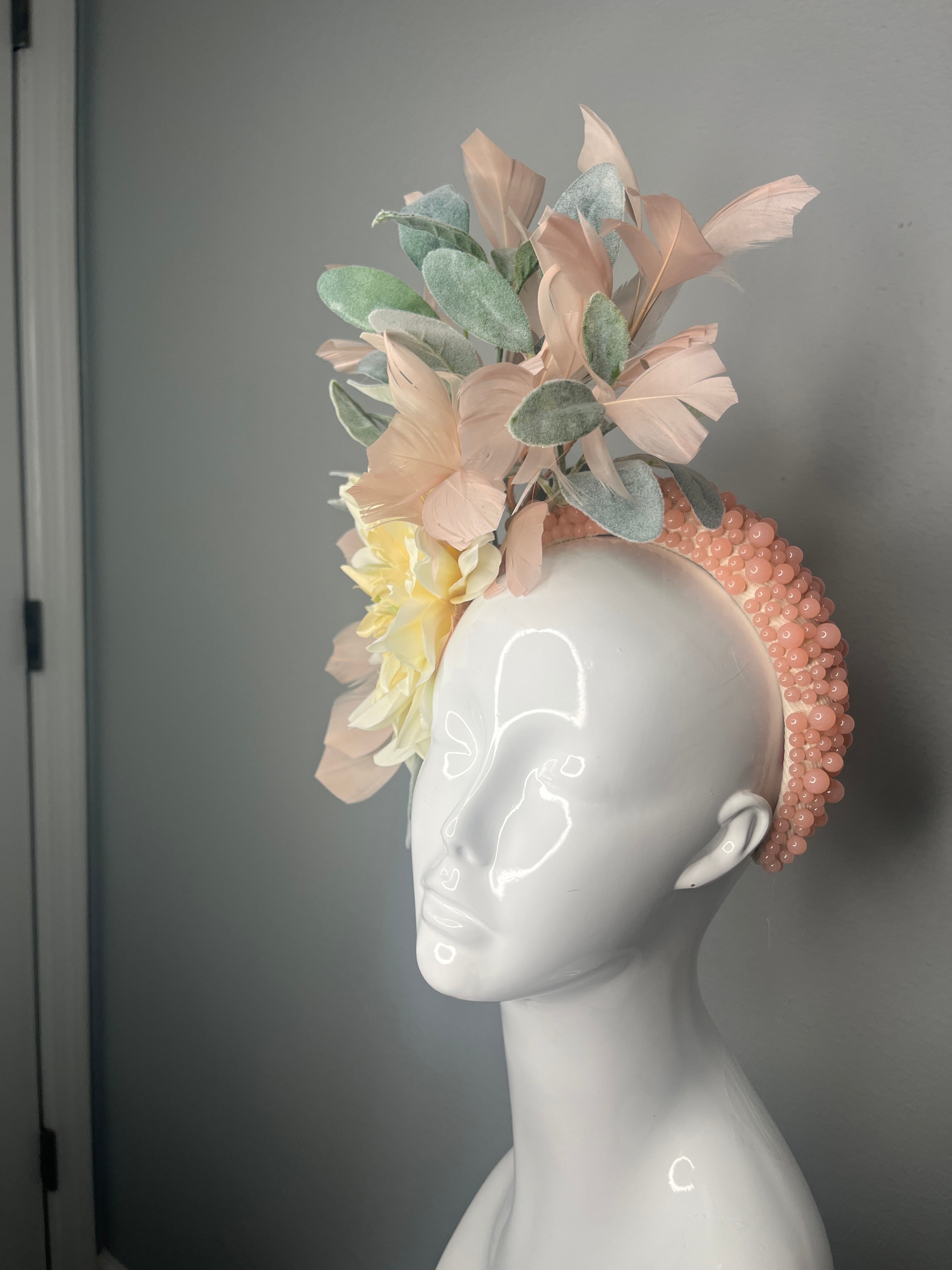 Blush Feder und Gelbe Dahlia Fascinator Romantisches Derby Fascinator Hut