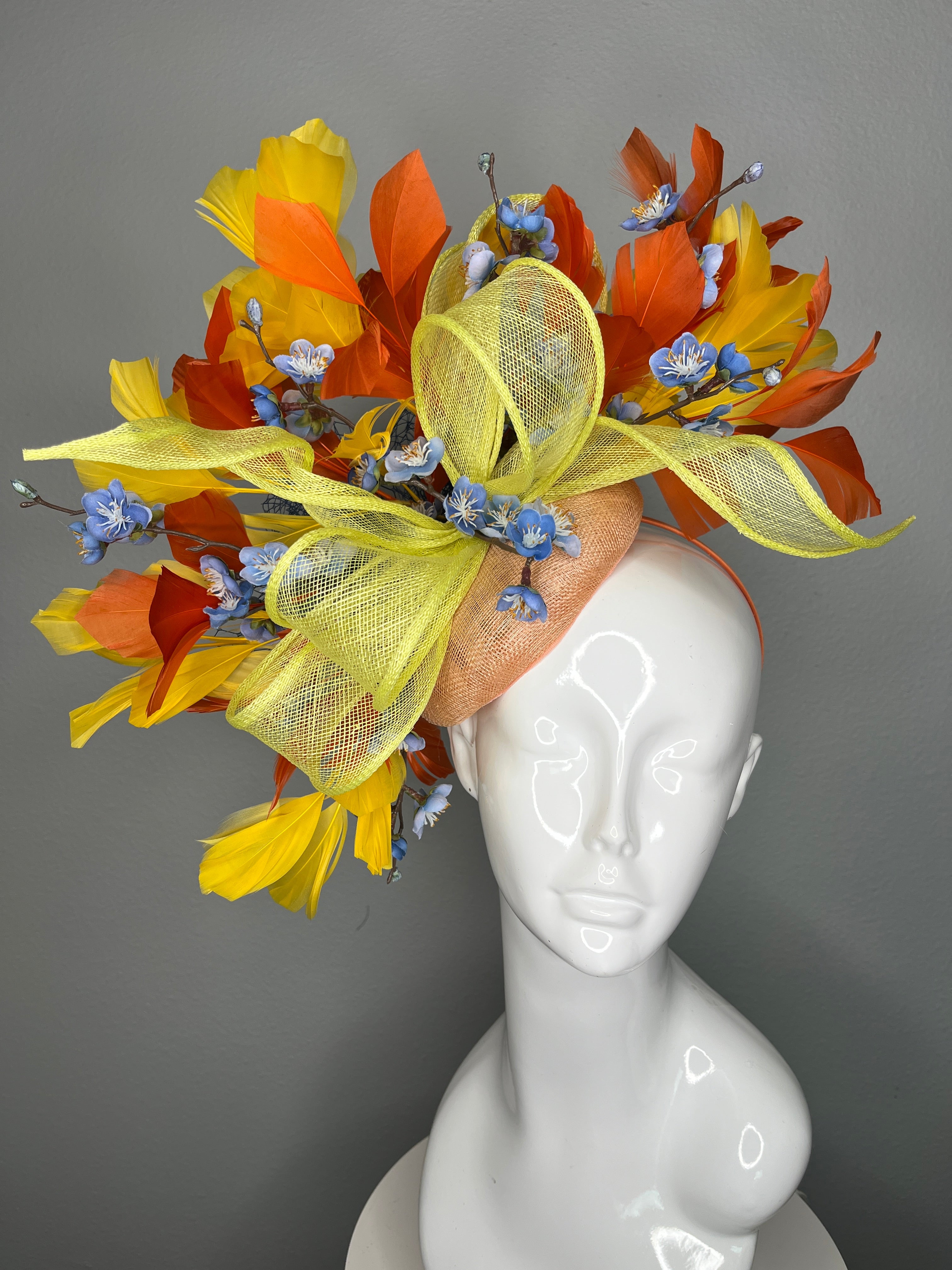 Gelbe und orangefarbene Sonnenschein-Serenade mit blauem Blumen-Faszinator-Hut