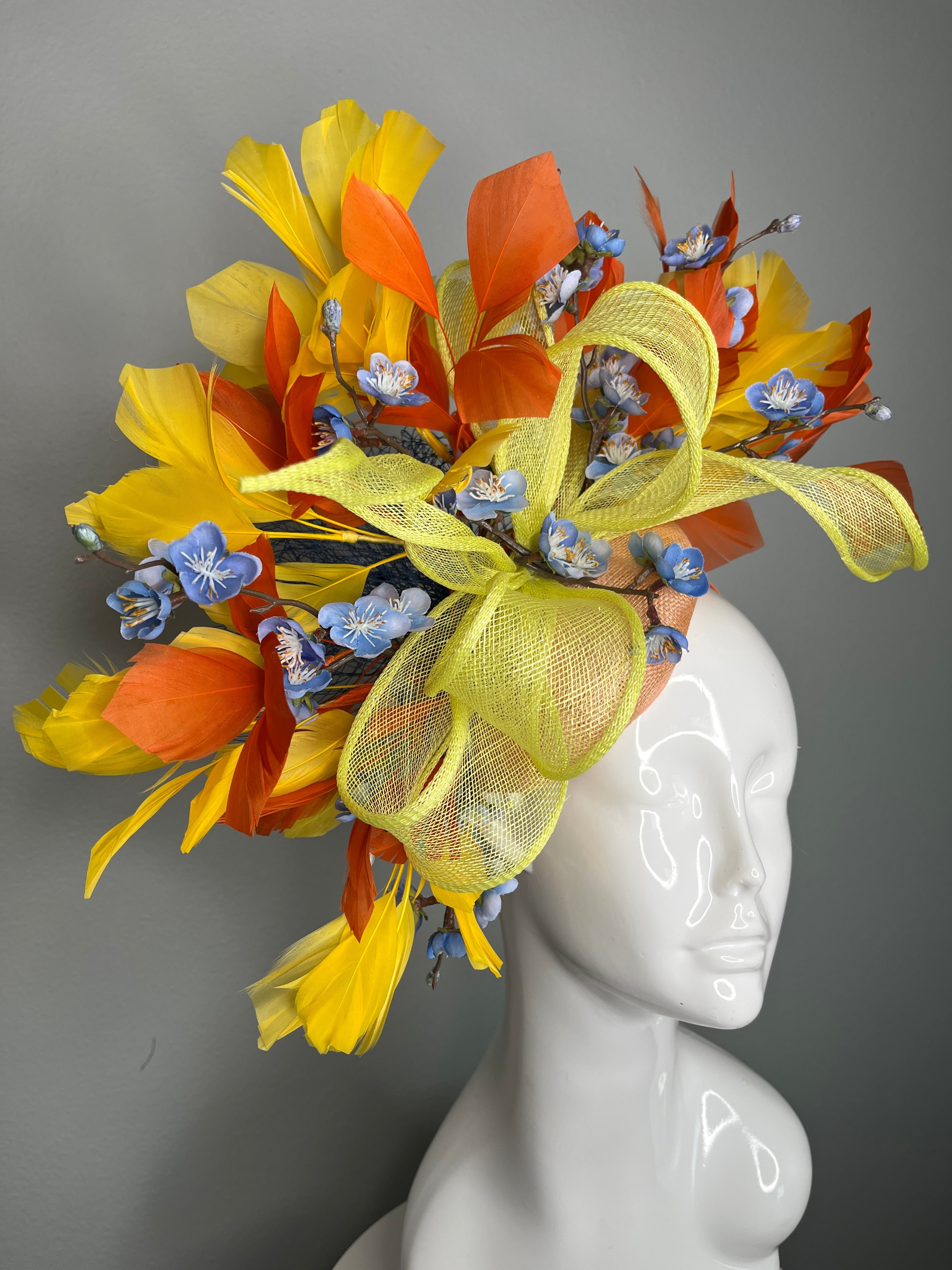 Gelbe und orangefarbene Sonnenschein-Serenade mit blauem Blumen-Faszinator-Hut