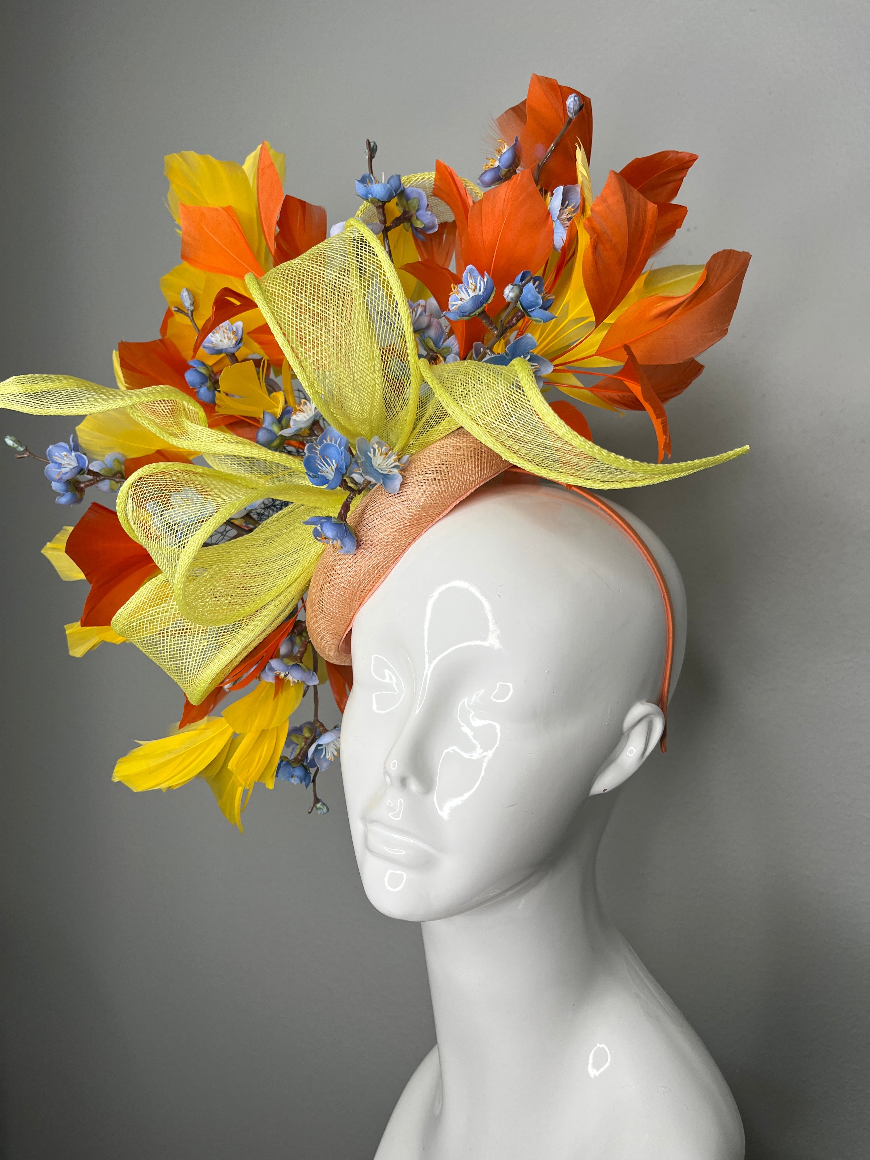 Gelbe und orangefarbene Sonnenschein-Serenade mit blauem Blumen-Faszinator-Hut