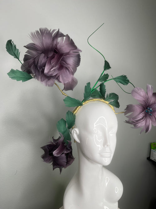 Bloom Handmade Derby Showstopper mit handgefertigten Federblumen in Bud zu voller Blüte