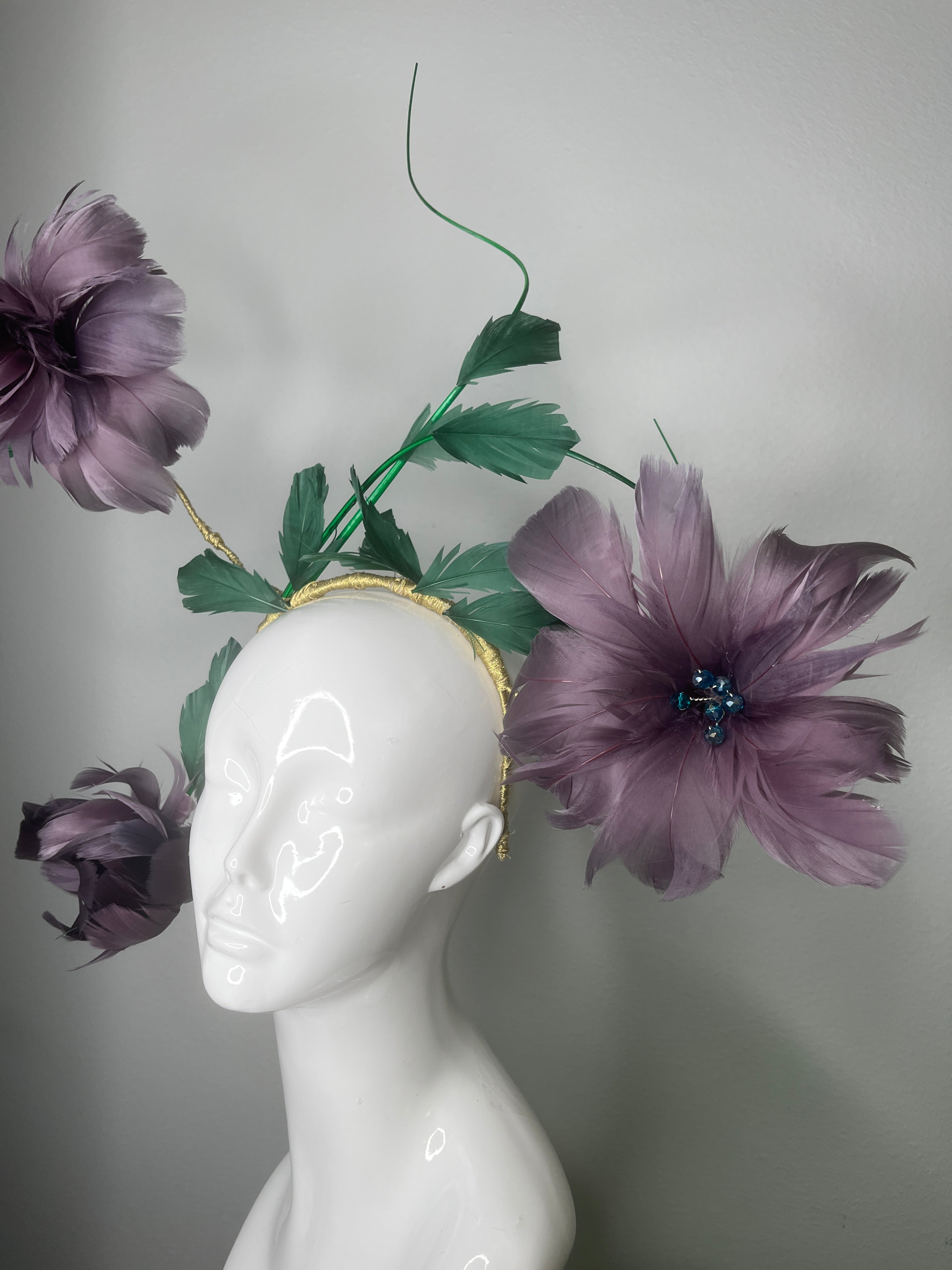 Bloom Handmade Derby Showstopper mit handgefertigten Federblumen in Bud zu voller Blüte