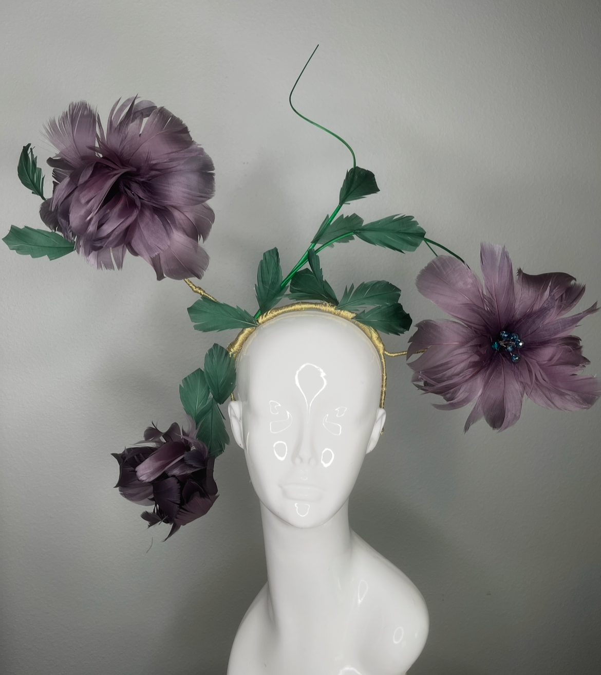 Bloom Handmade Derby Showstopper mit handgefertigten Federblumen in Bud zu voller Blüte