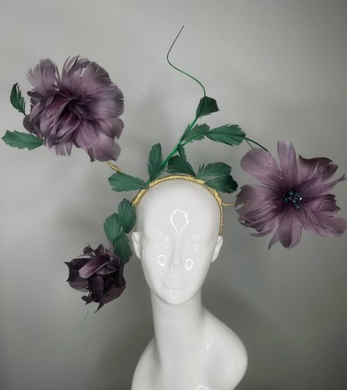 Bloom Handmade Derby Showstopper mit handgefertigten Federblumen in Bud zu voller Blüte