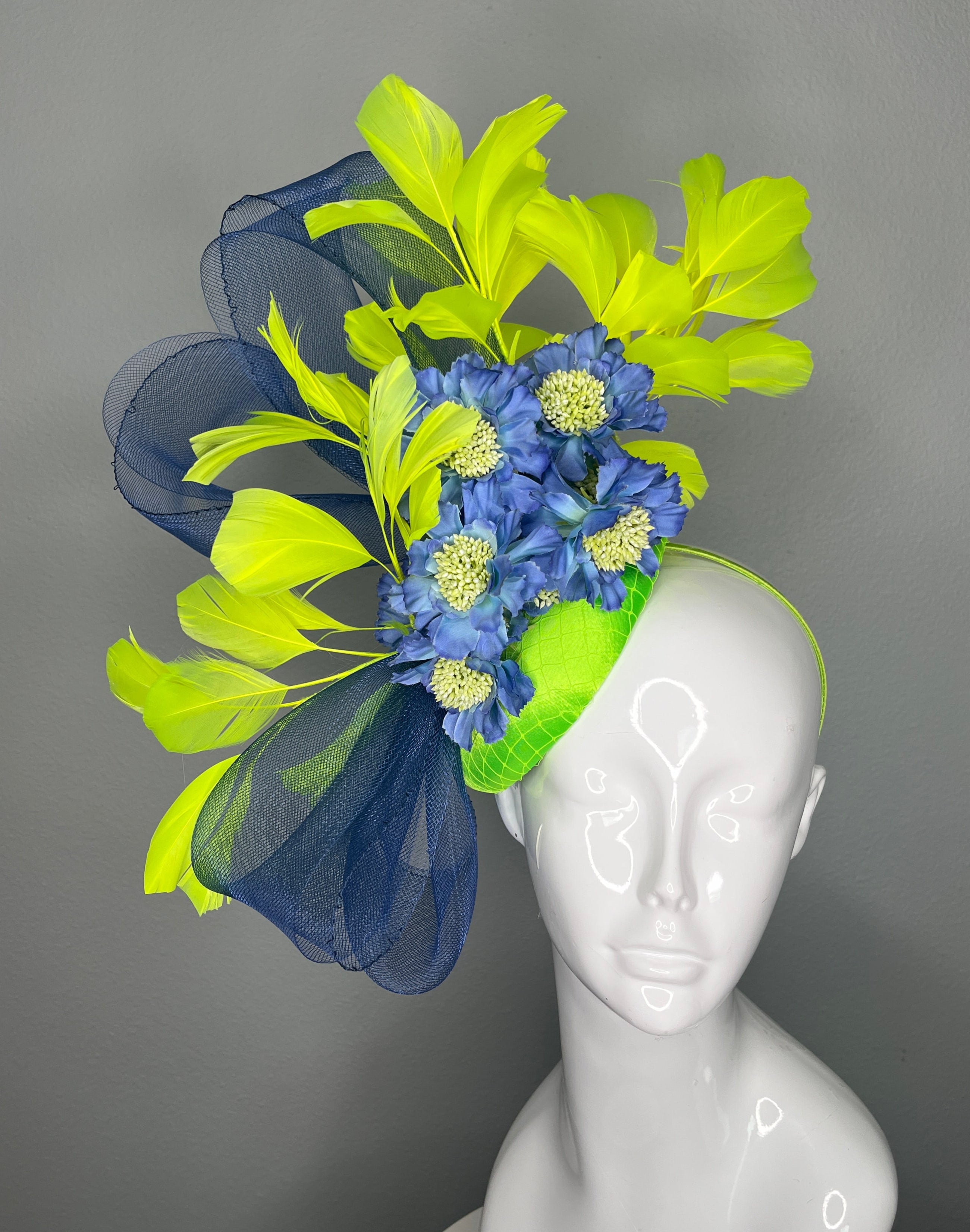 Elektrischer Garten Gelbe Feder Blauer Crinolin Fascinator Hut
