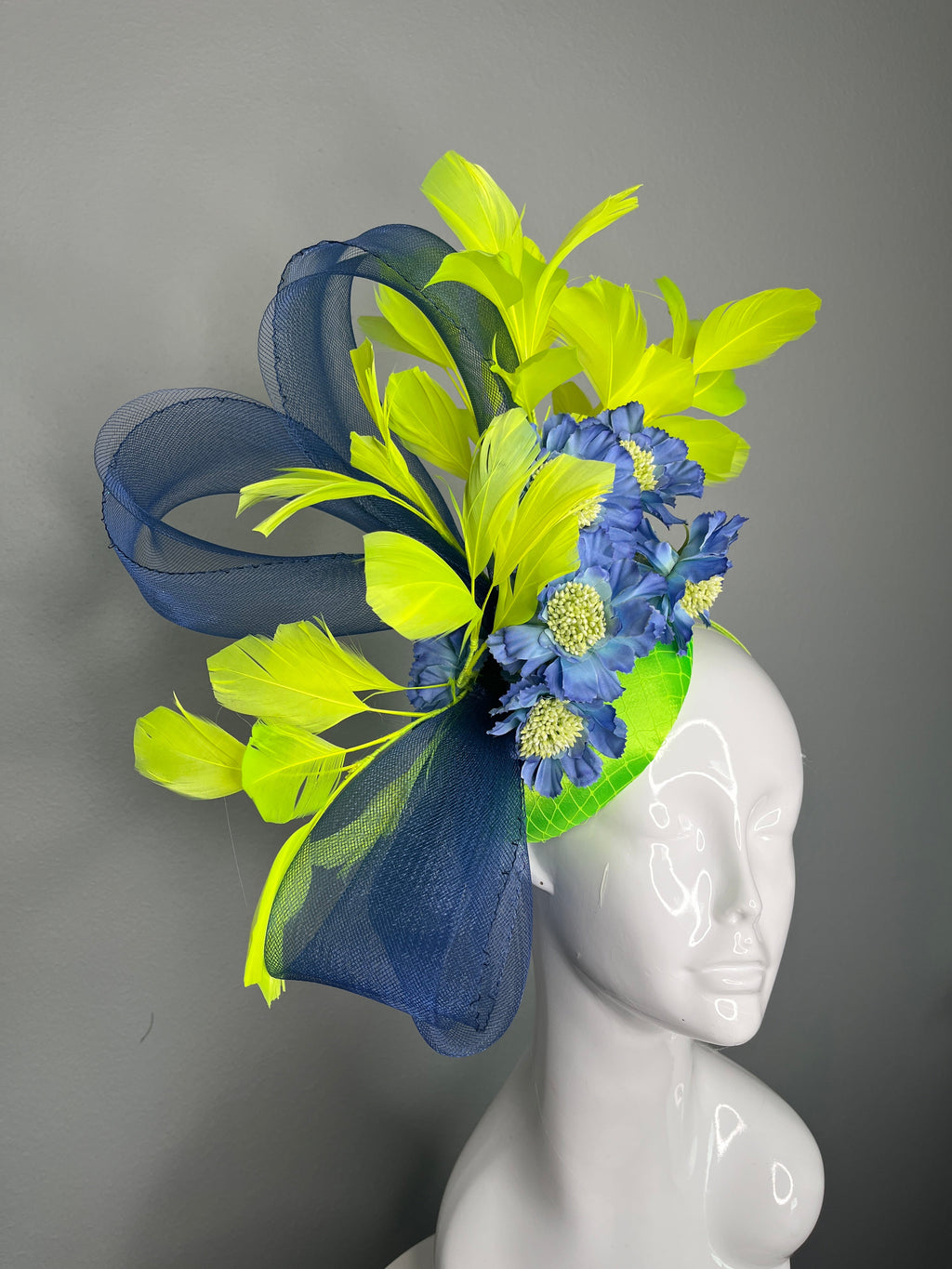 Elektrischer Garten Gelbe Feder Blauer Crinolin Fascinator Hut