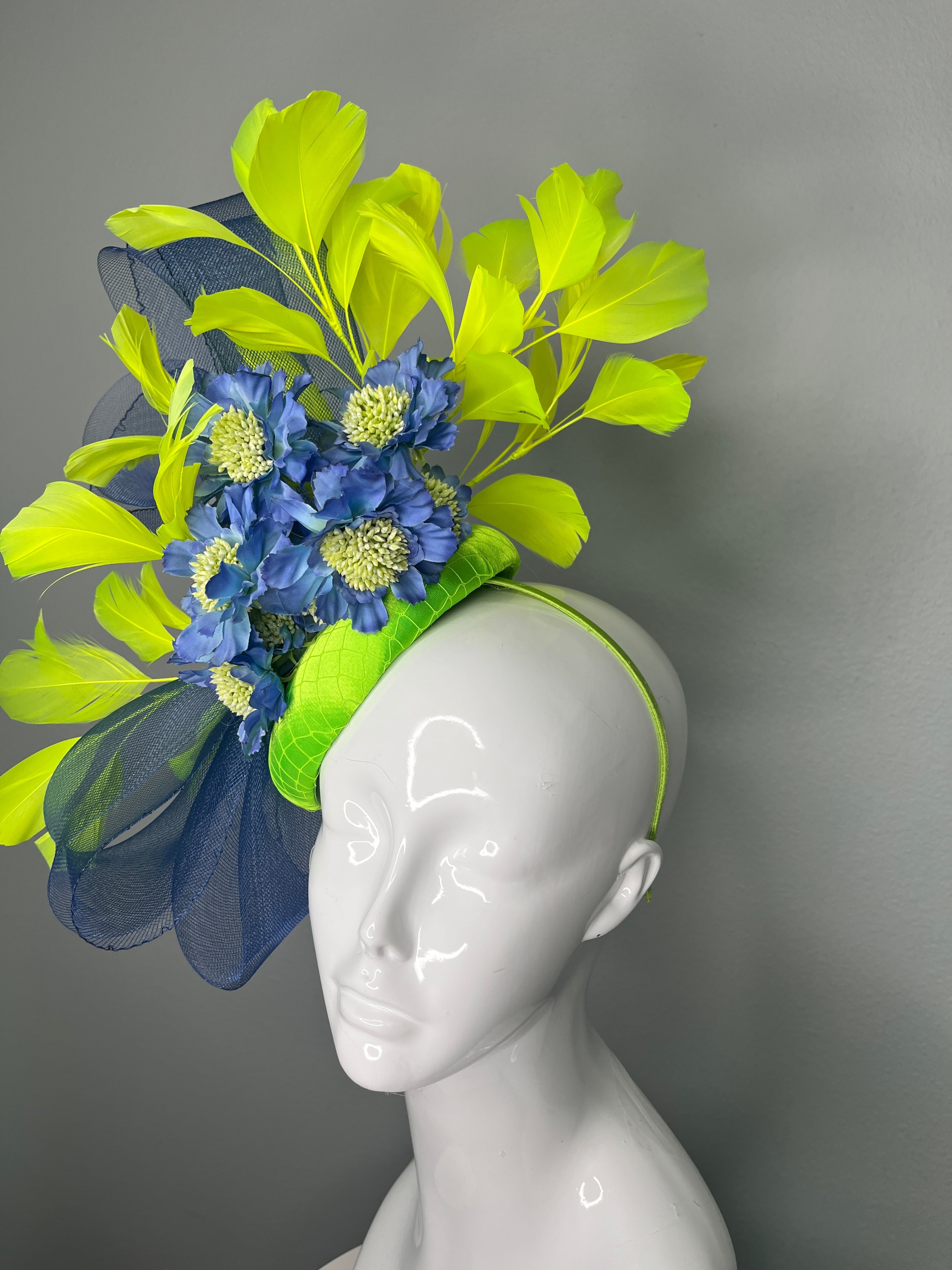 Elektrischer Garten Gelbe Feder Blauer Crinolin Fascinator Hut