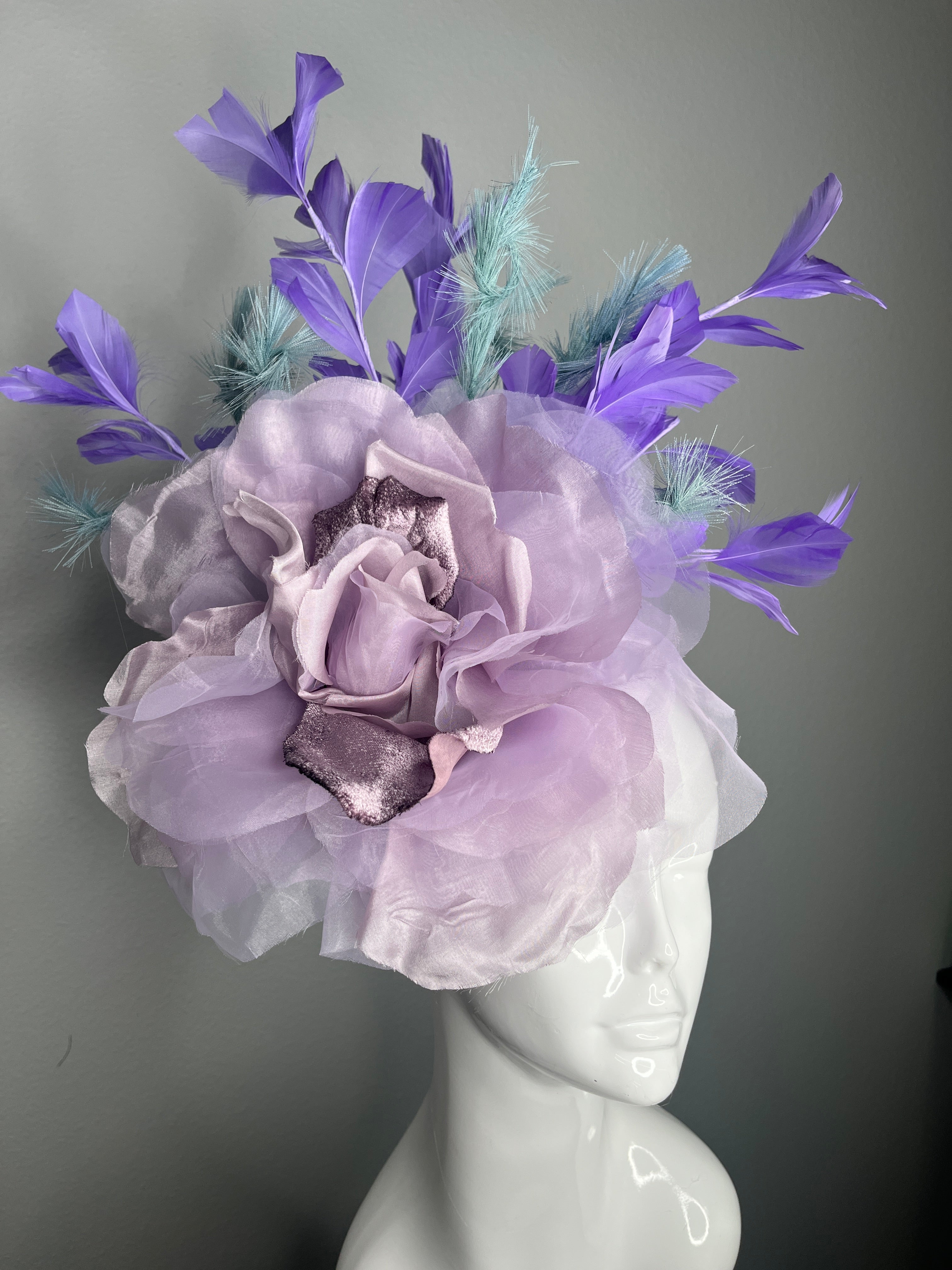Lavendelfedern und Seafoam Blau Akzente Fascinator-Hut