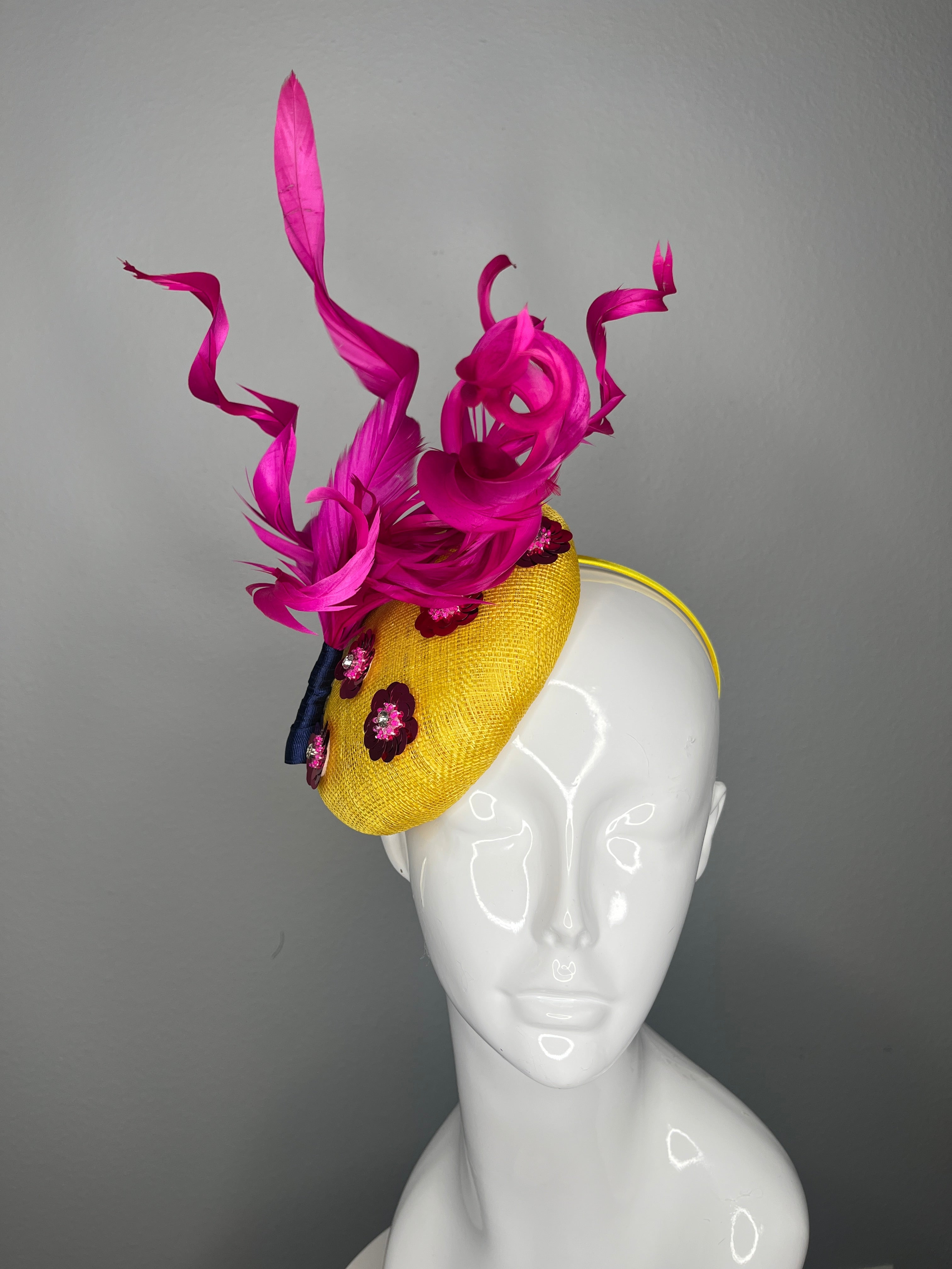Sonnenschein Fuchsia Feder Pailletten Blumen Faszinator Hut