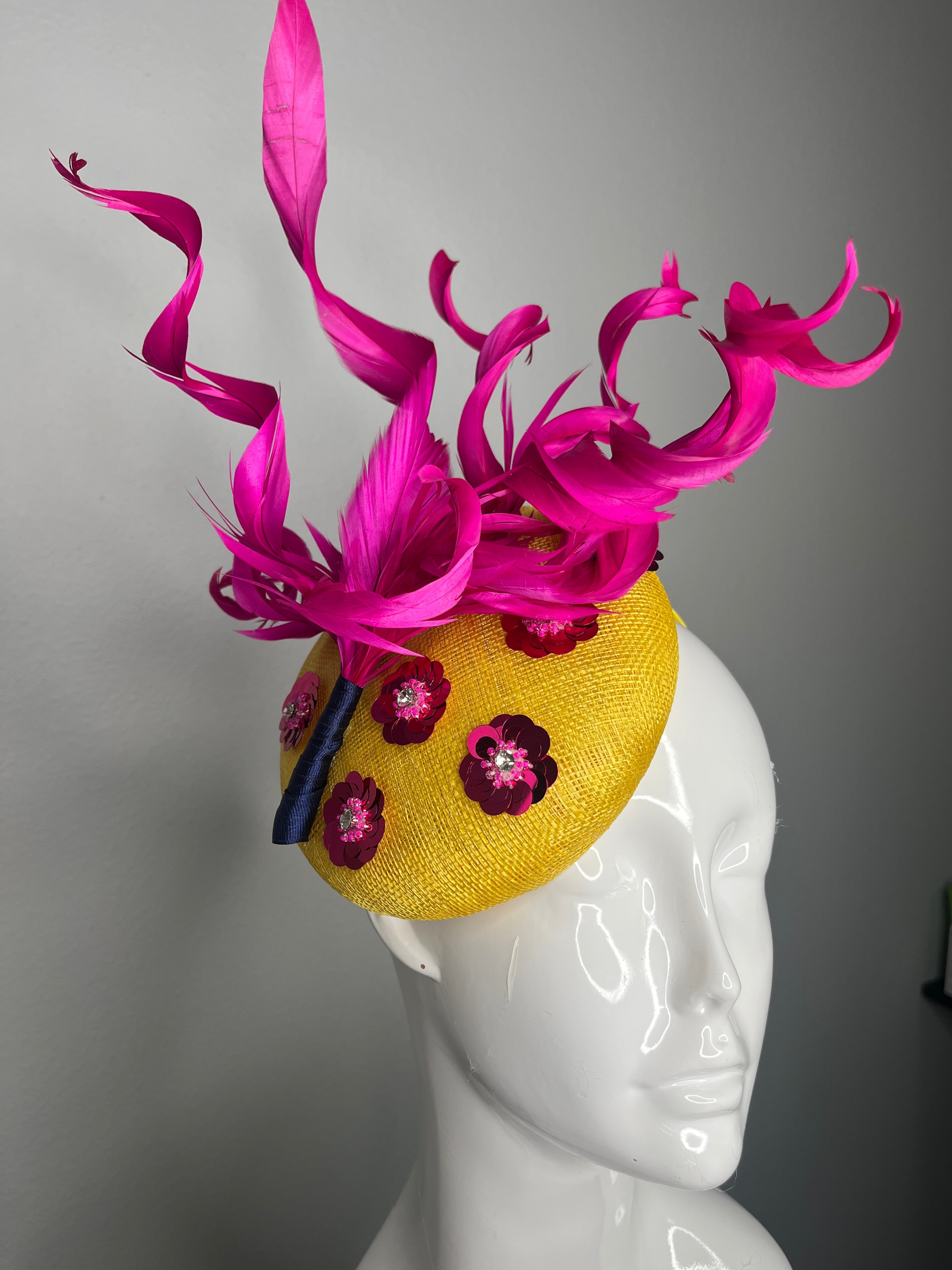 Sonnenschein Fuchsia Feder Pailletten Blumen Faszinator Hut