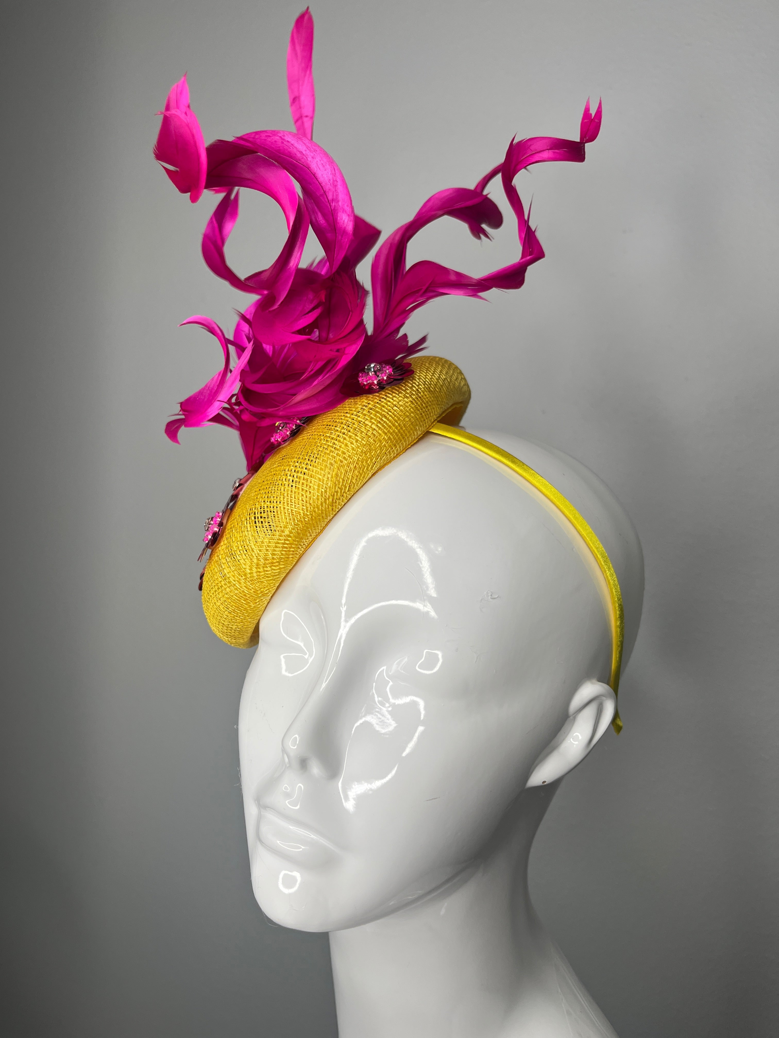 Sonnenschein Fuchsia Feder Pailletten Blumen Faszinator Hut