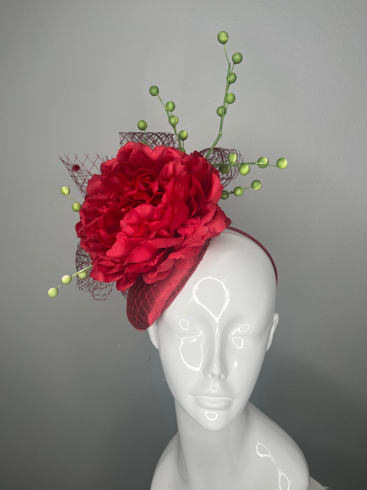 Crimson Rot Bloom Couture-Fascinator Hut mit Grün Berry Sprigs
