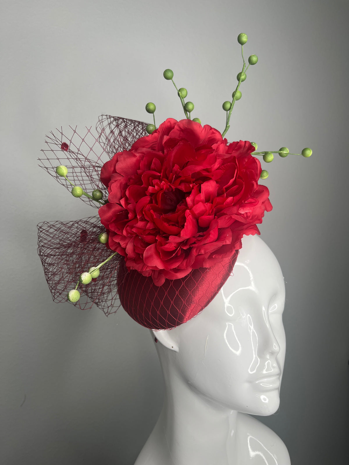 Crimson Rot Bloom Couture-Fascinator Hut mit Grün Berry Sprigs