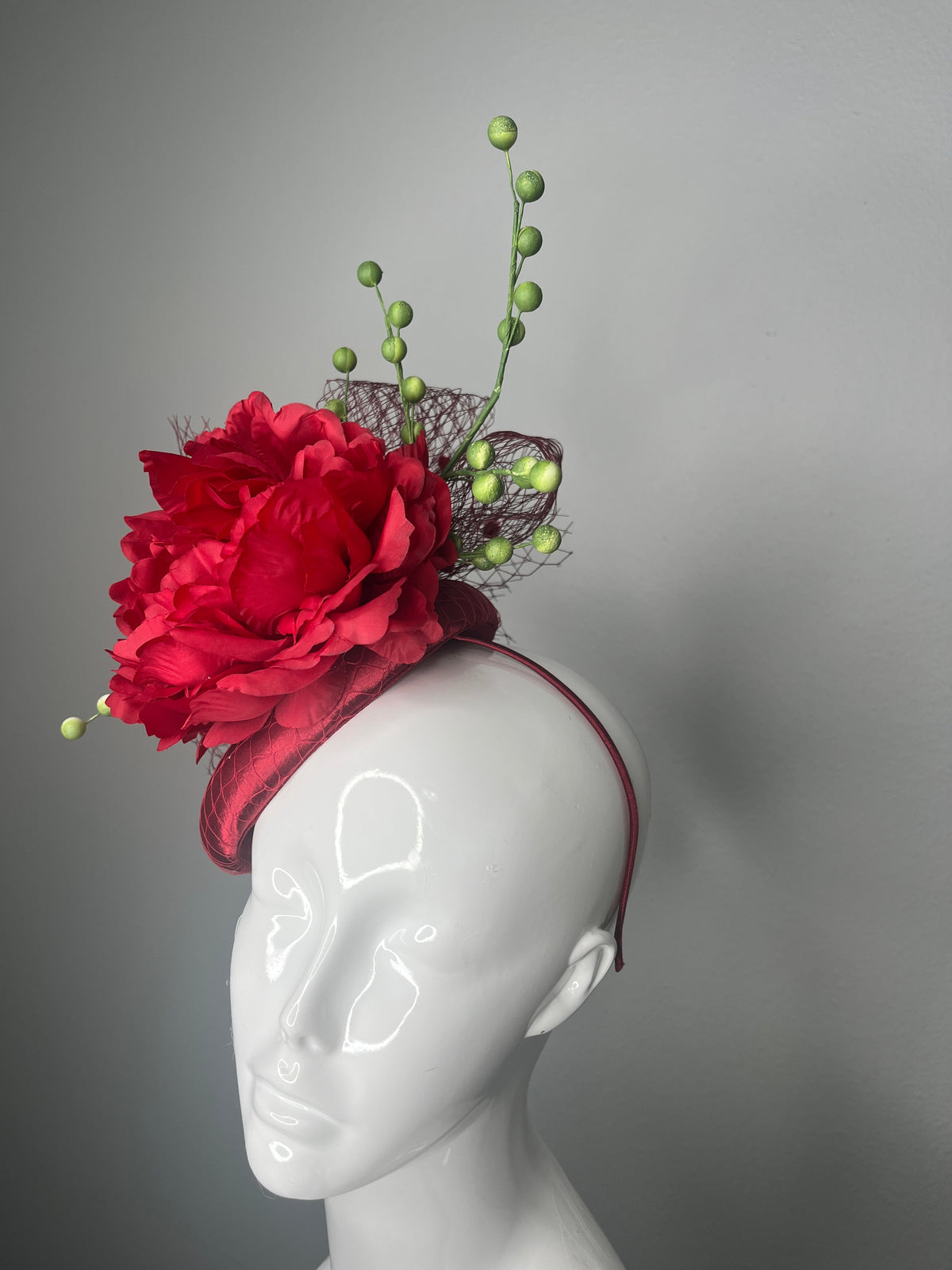 Crimson Rot Bloom Couture-Fascinator Hut mit Grün Berry Sprigs