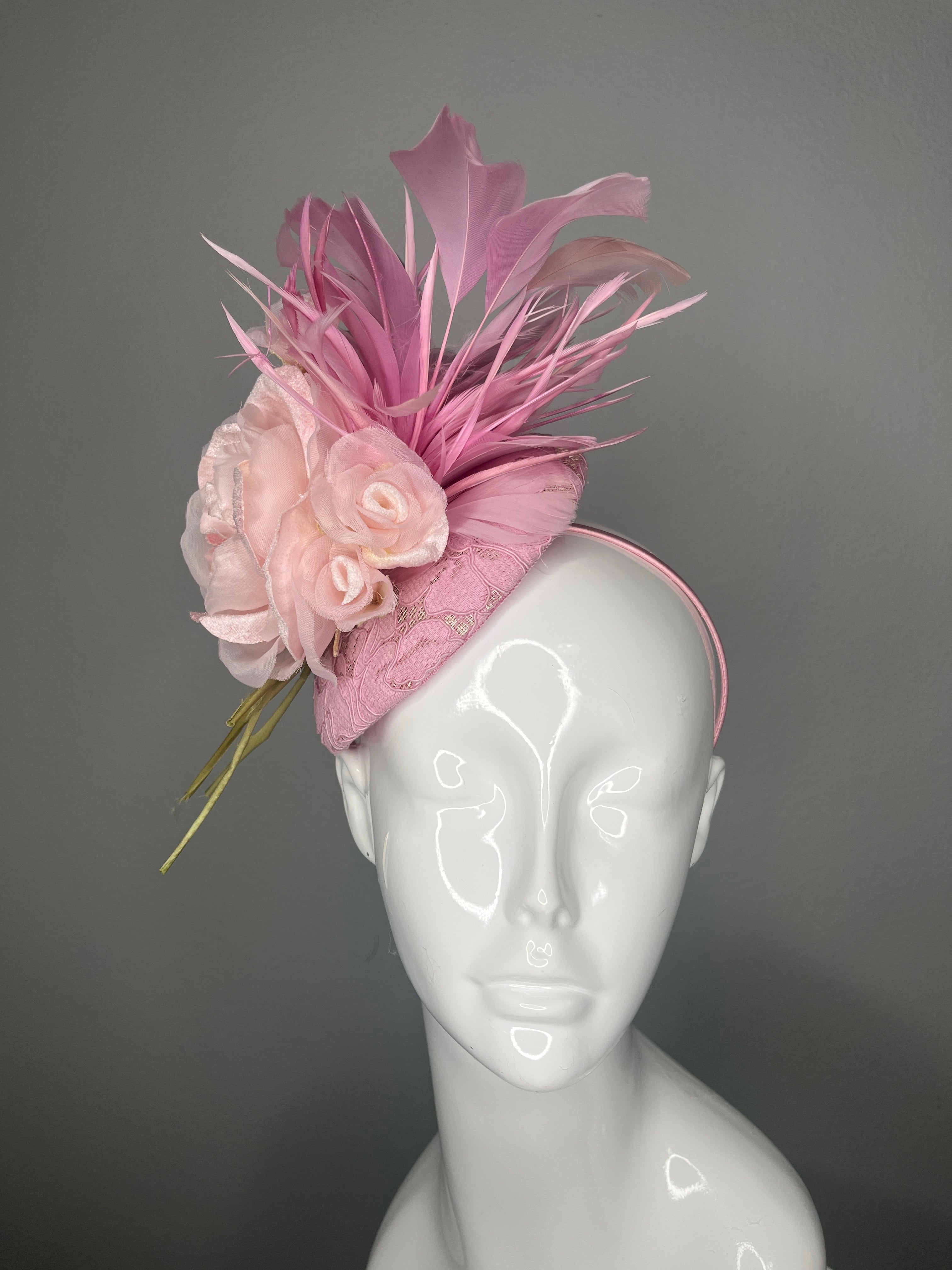 Erröten Rose rosa Federn Spitze Couture-Fascinator Hut