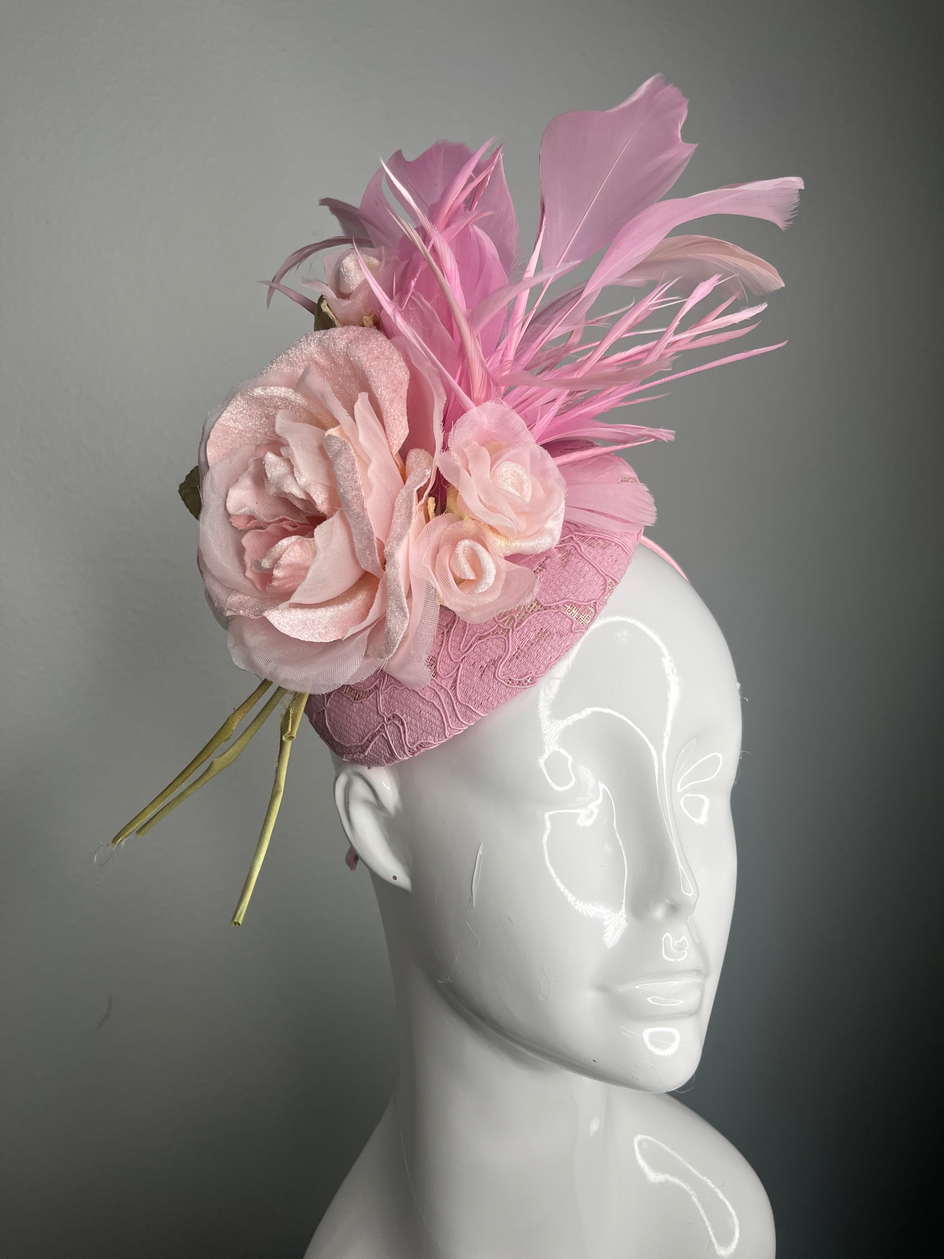 Erröten Rose rosa Federn Spitze Couture-Fascinator Hut