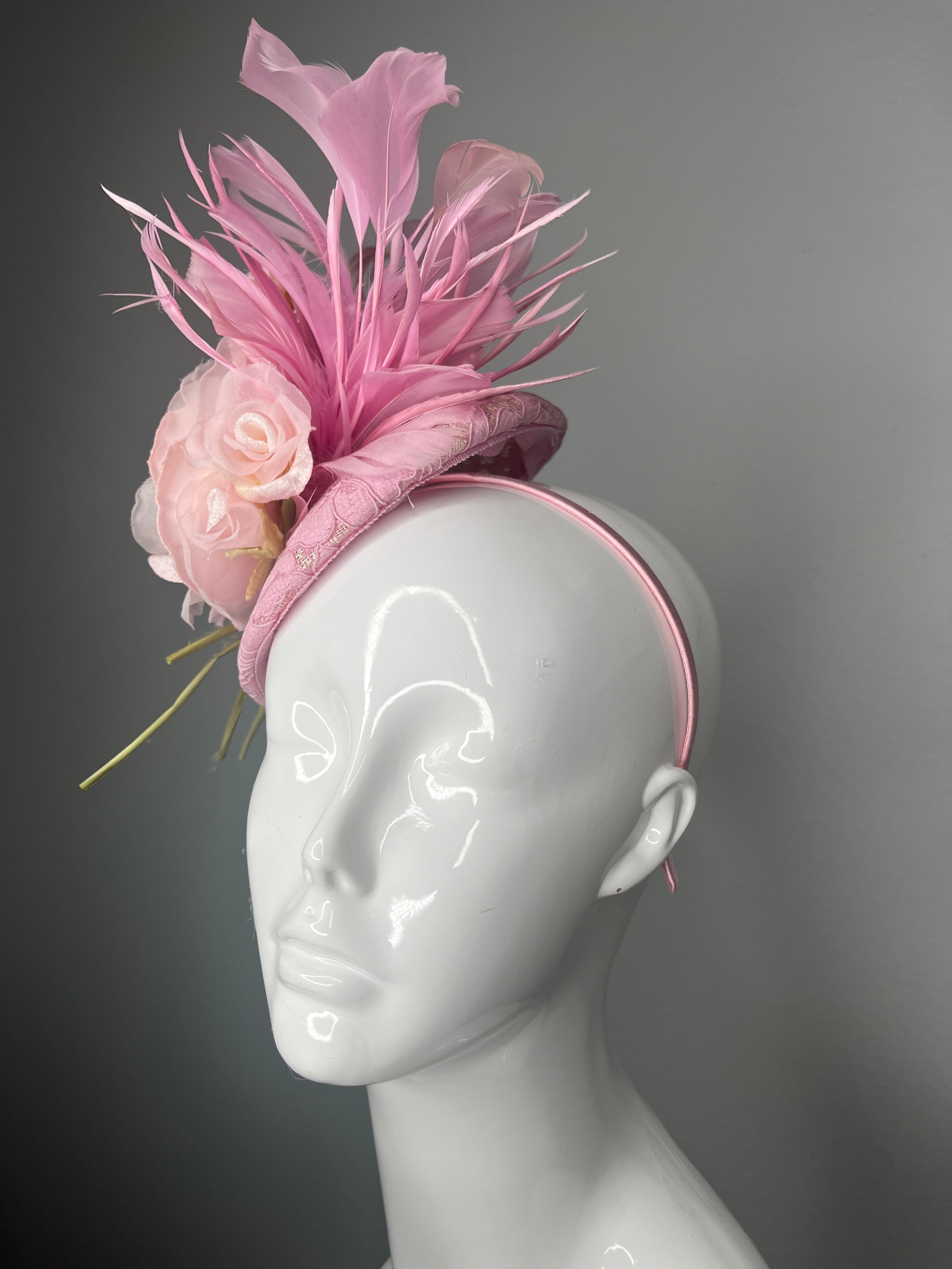 Erröten Rose rosa Federn Spitze Couture-Fascinator Hut