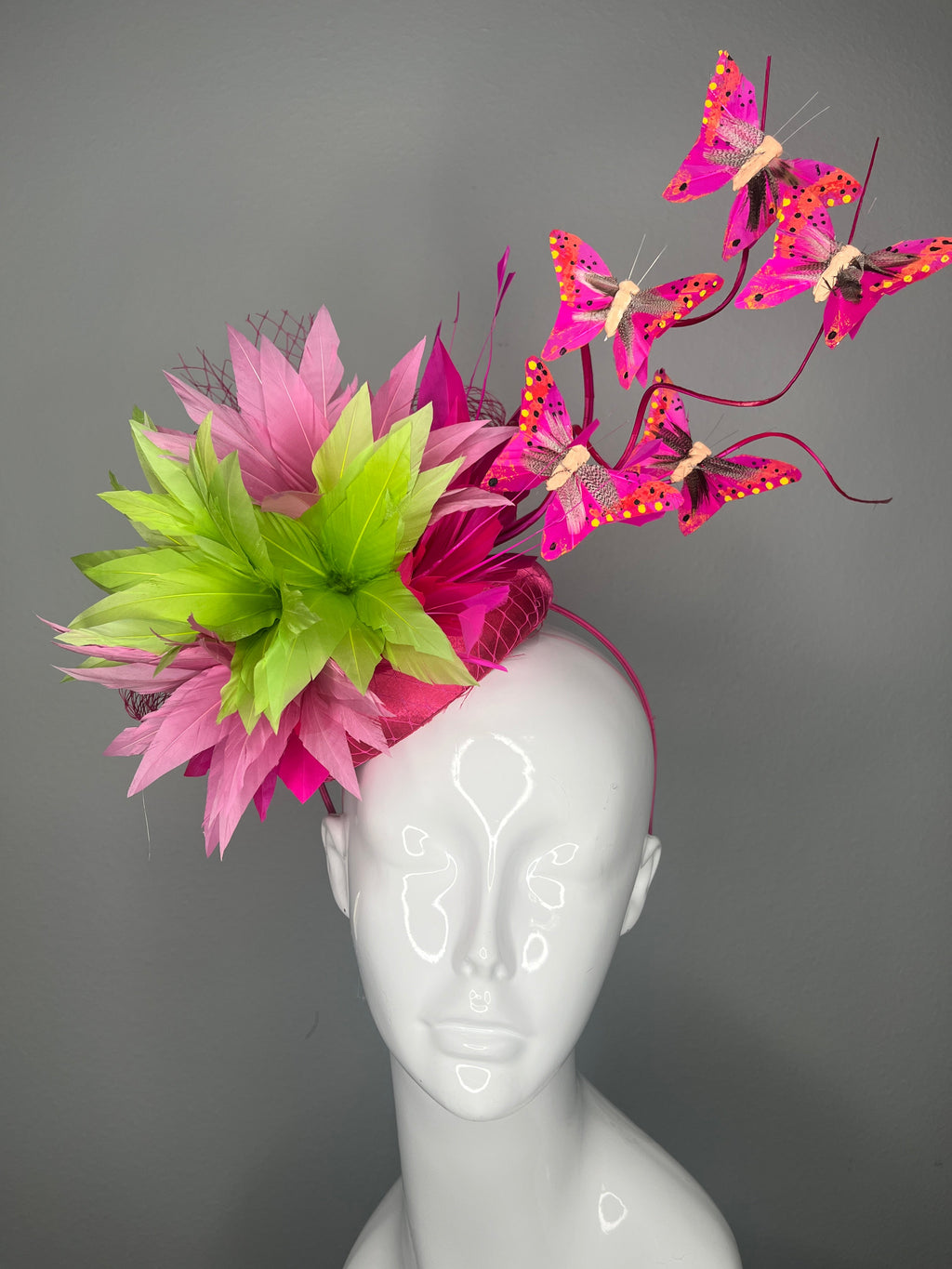 Schmetterling Soirée Couture Feder Fascinator Hut in Rosa und Lime