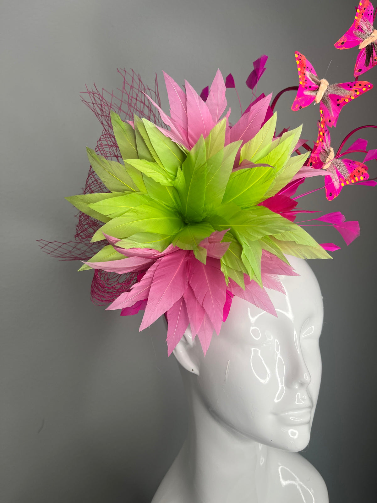Schmetterling Soirée Couture Feder Fascinator Hut in Rosa und Lime