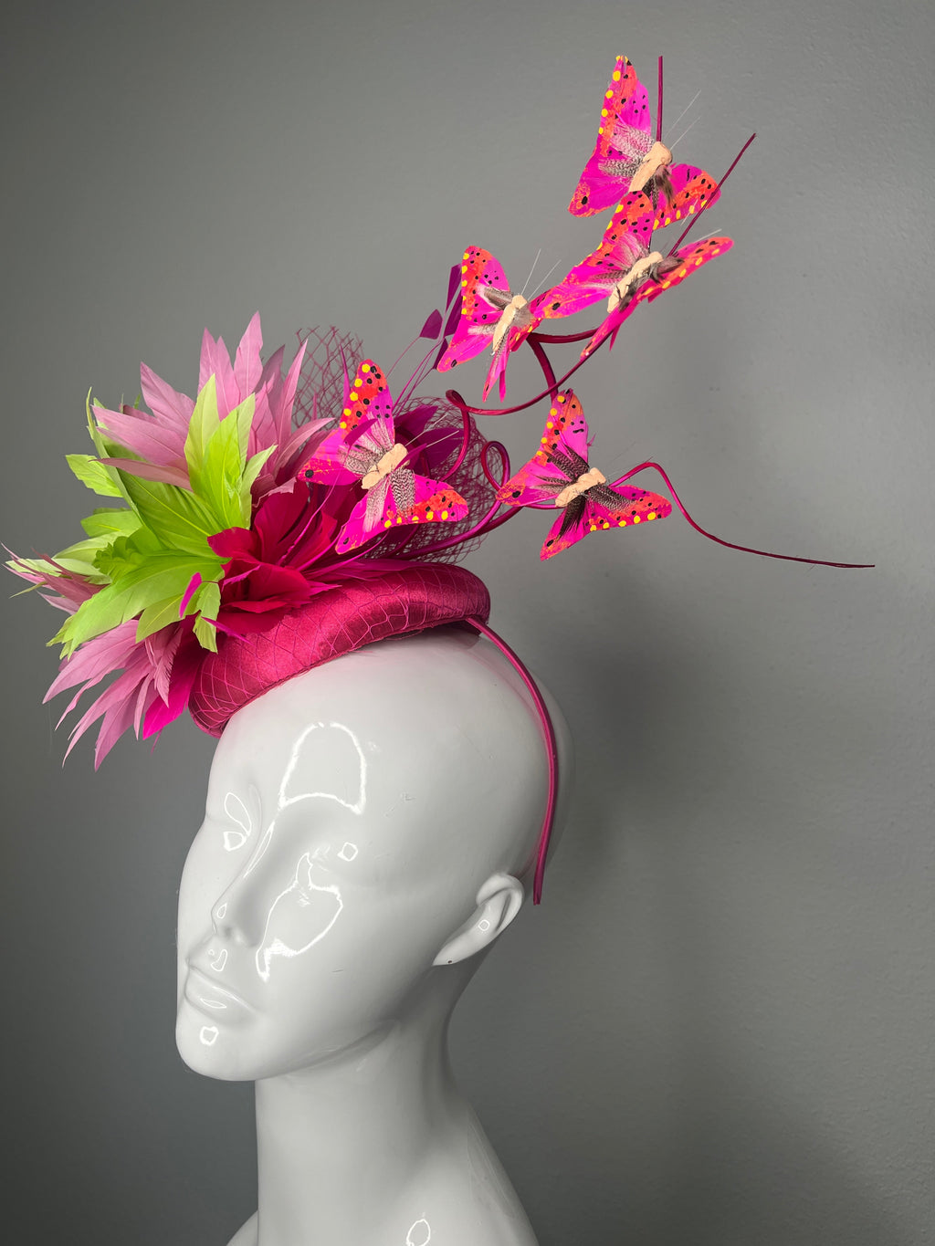 Schmetterling Soirée Couture Feder Fascinator Hut in Rosa und Lime