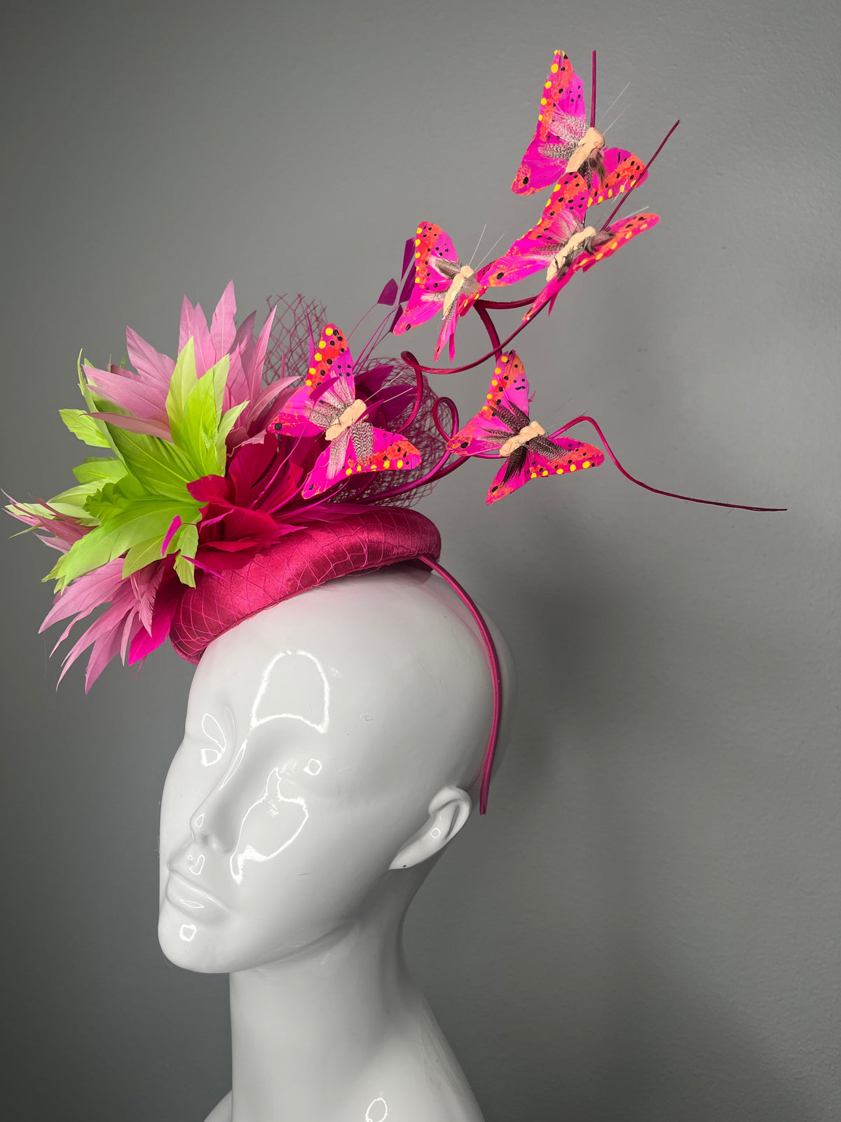 Schmetterling Soirée Couture Feder Fascinator Hut in Rosa und Lime