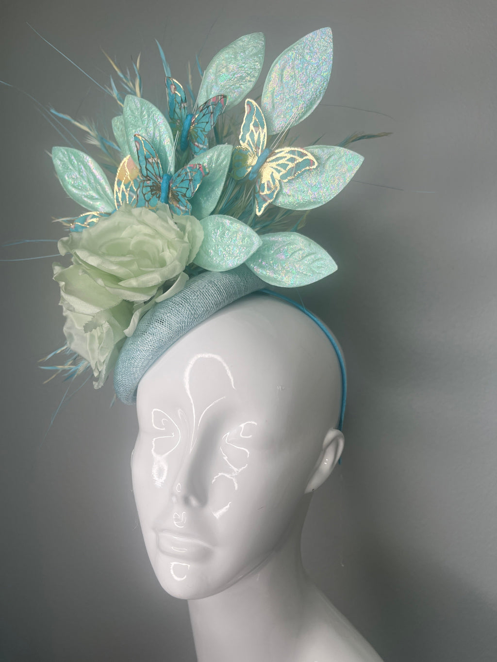 Whispering Wings Mint Seidenblumen-Schmetterlingsfaszinator Hut