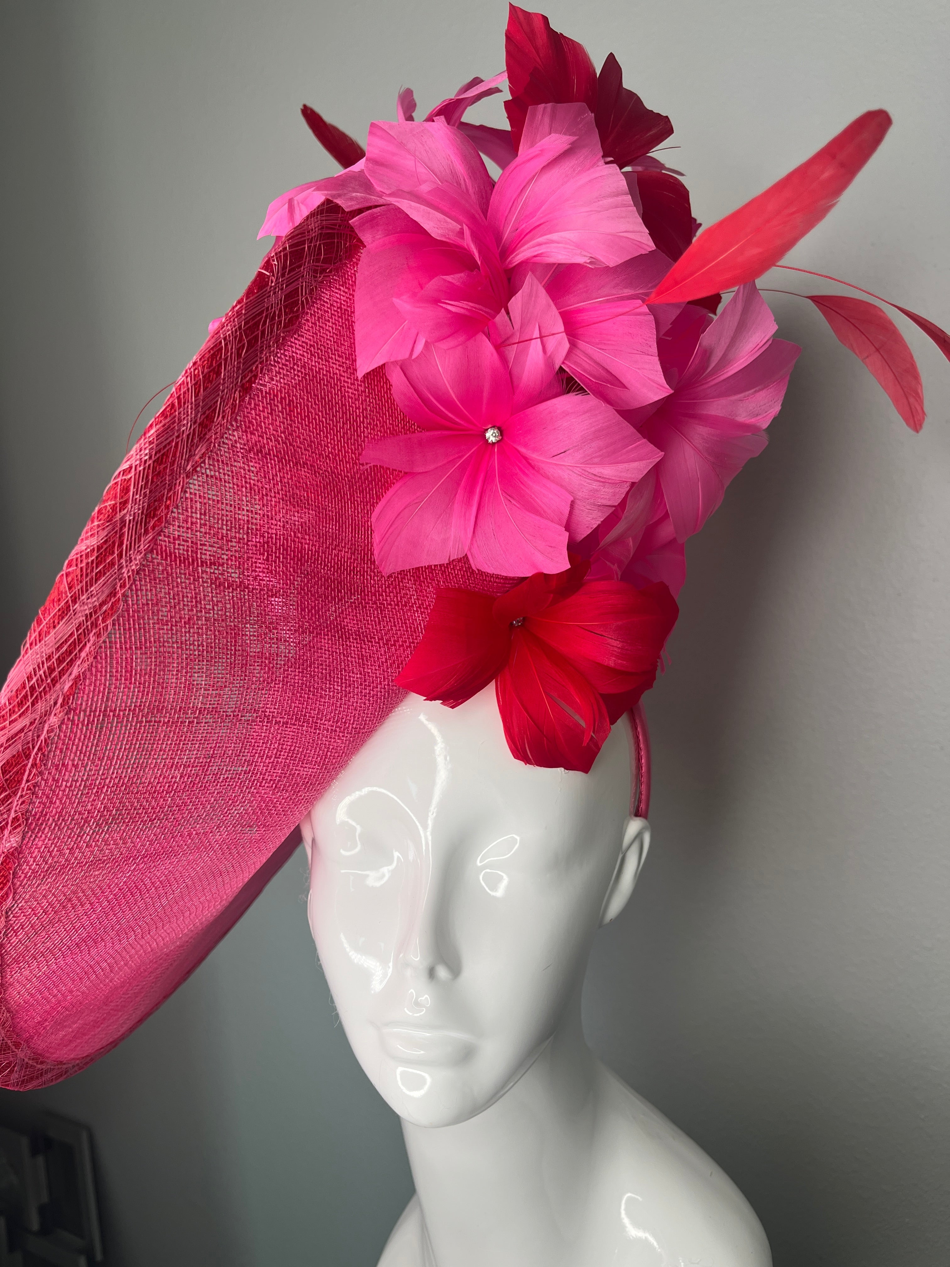 Fuchsia Rosa Flammfeder Fascinator Hut