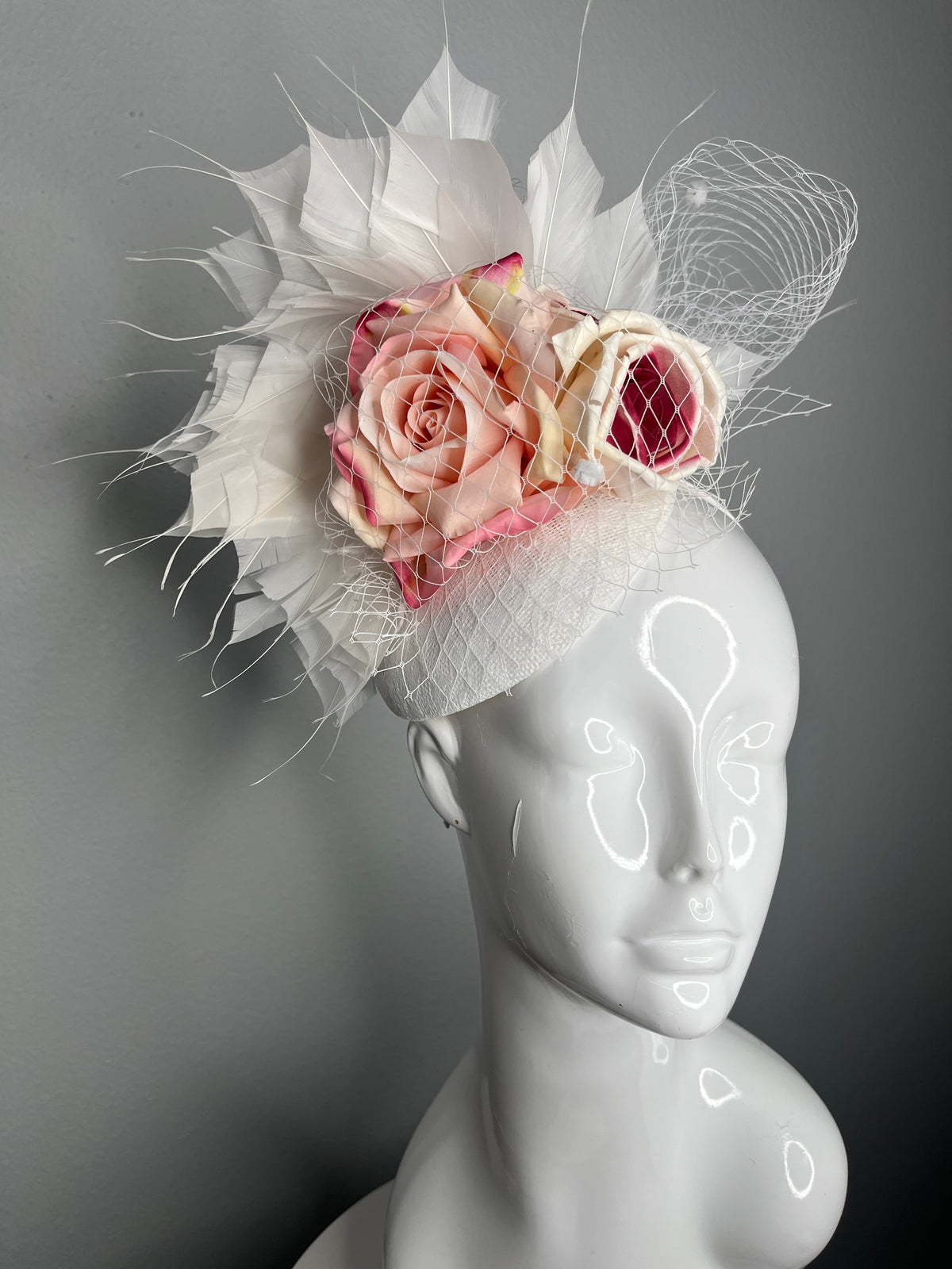 Errötend Blütenblätter Rosa und weiße Rosen Feder Fascinator Hut